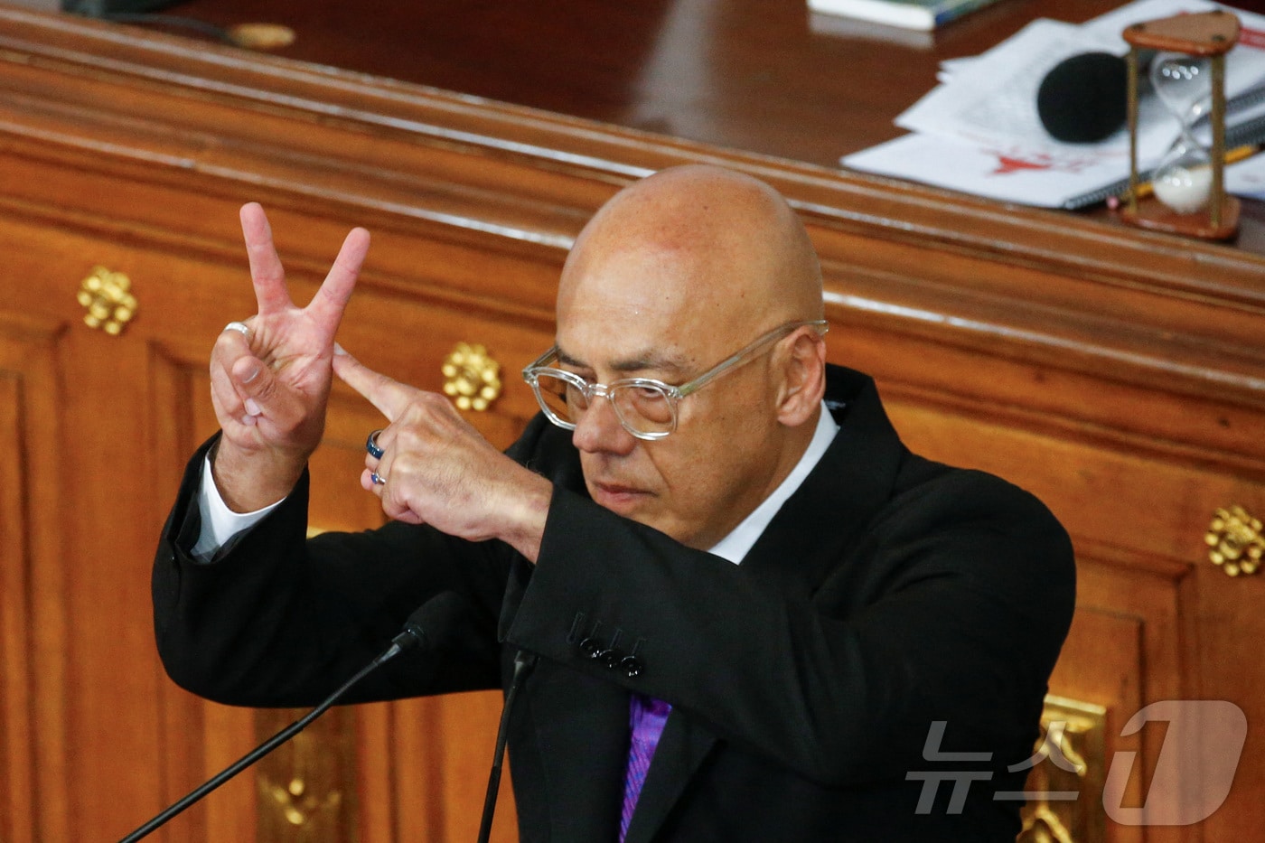 수갑찬 마두로의 V자 손짓…