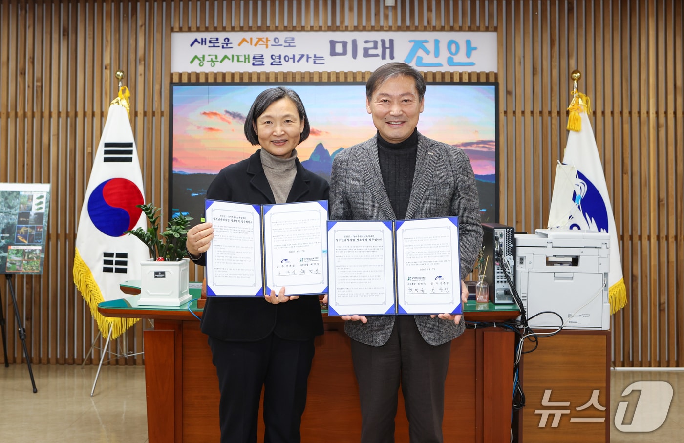 7일 전춘성 전북 진안군수(오른쪽)과 채명숙 농어촌청소년육성재단 사무총장이 업무협약을 체결하고 있다.(진안군제공. 재판매 및 DB금지)2026.1.7/뉴스1