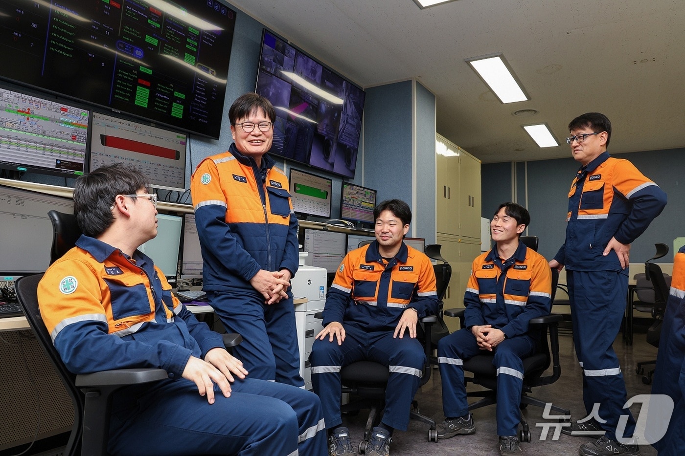 포스코 포항제철소 설비통합관리시스템을 개발한 후판정비섹션 직원들(왼쪽부터 장인호 계장, 임종우 파트장, 이한열 사원, 이재형 대리, 김홍출 과장, 포스코 포항제철소제공, 재판매 및 DB금지) 2026.1.7/뉴스1