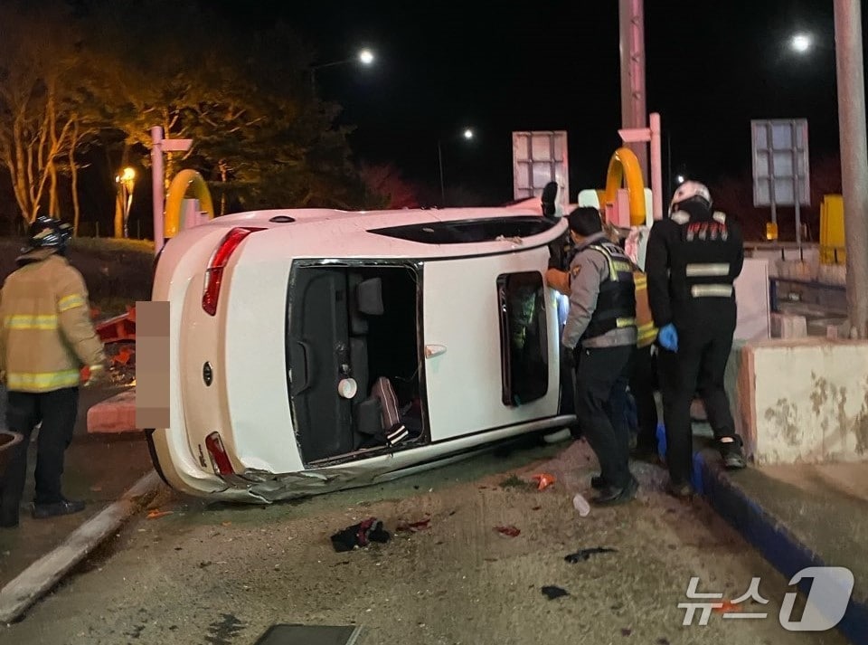 경부고속도로 황간IC 사고 현장.(영동소방서 제공. 재판매 및 DB금지)/뉴스1