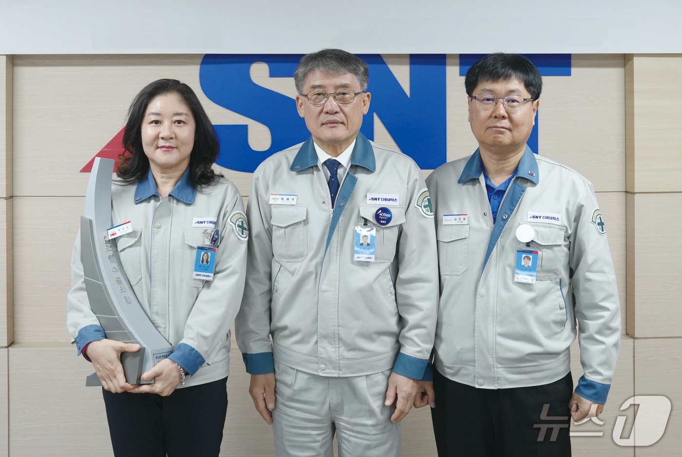 SNT다이내믹스 배성희 특사기술마케팅팀장, 박재석 대표이사 사장, 김진영 사업본부장(왼쪽부터)이 7일 창원 본사에서 열린 수출의 탑 전수식에서 기념 촬영을 하고 있다.(SNT다이내믹스 제공. 재판매 및 DB금지)