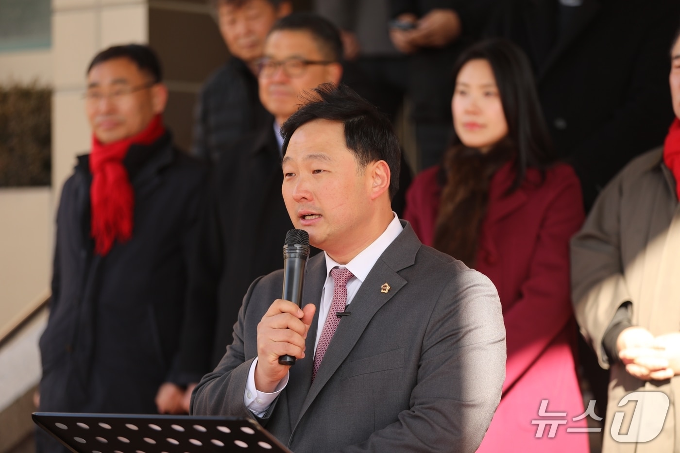 7일 파주시청 본관 계단에서 고준호 경기도의원이 지지자들과 함께 기자회견을 열고 파주시장 출마를 선언했다. (고준호 의원실 제공, 재판매 및 DB금지)