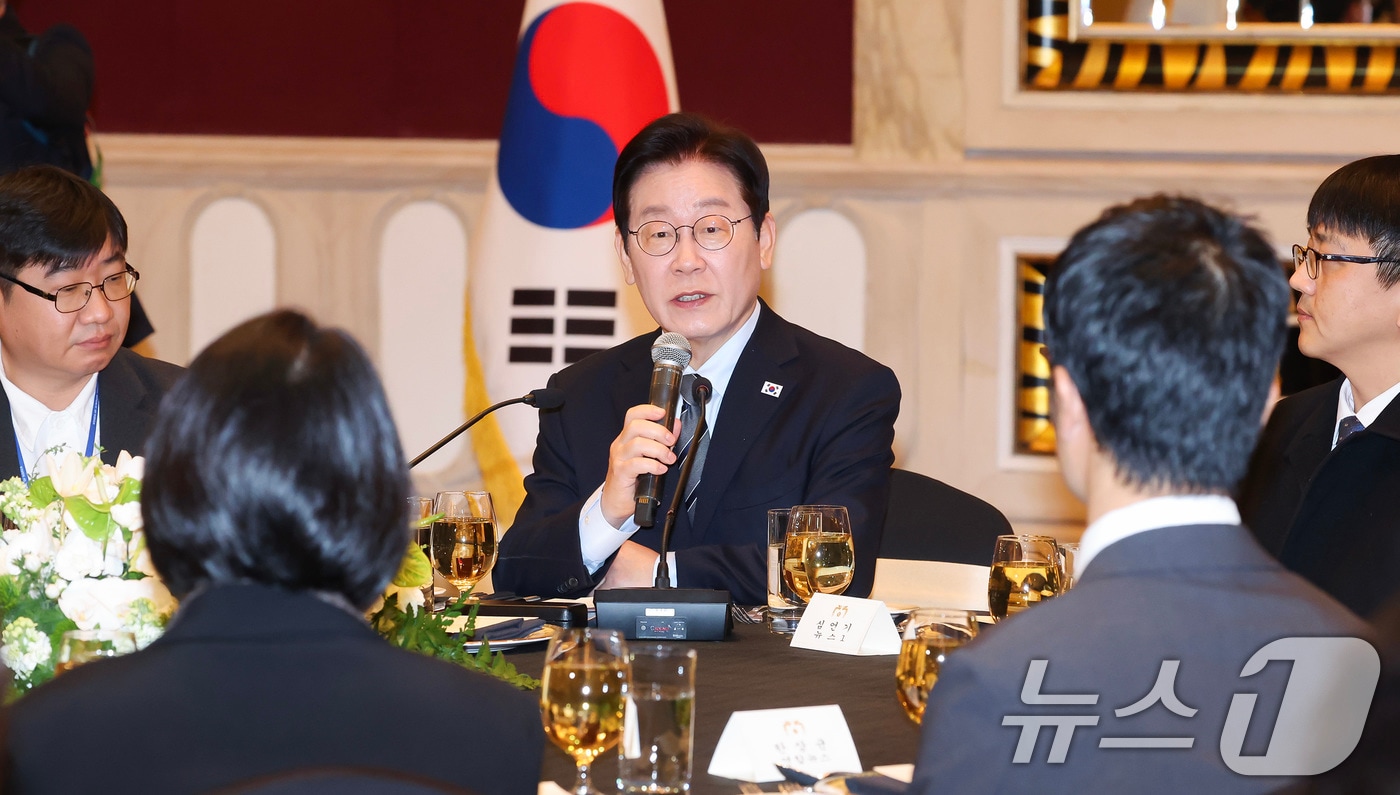 중국을 국빈방문 중인 이재명 대통령이 7일 상하이시에서 열린 순방기자단 오찬간담회에서 발언하고 있다. 2026.1.7/뉴스1 ⓒ News1 허경 기자