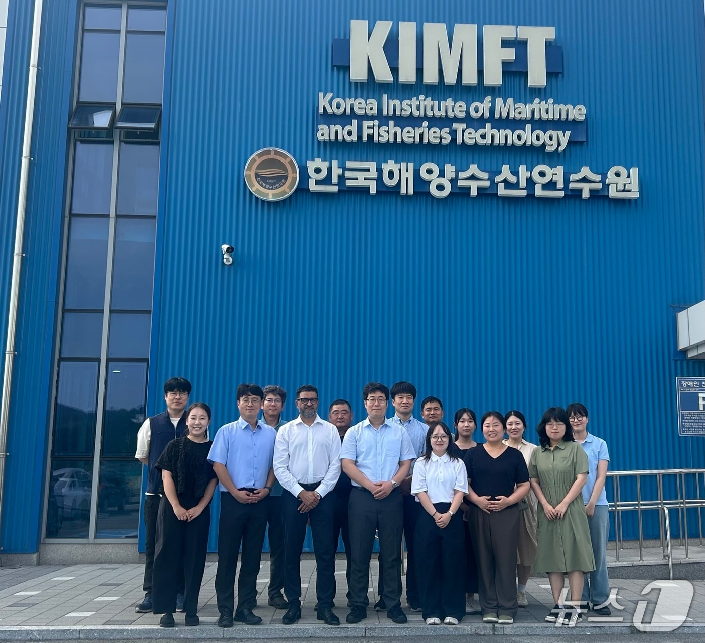 한국해양수산연수원 관계자들이 인증획득 이후 기념촬영을 하는 모습 (연수원 제공. 재판매 및 DB금지)