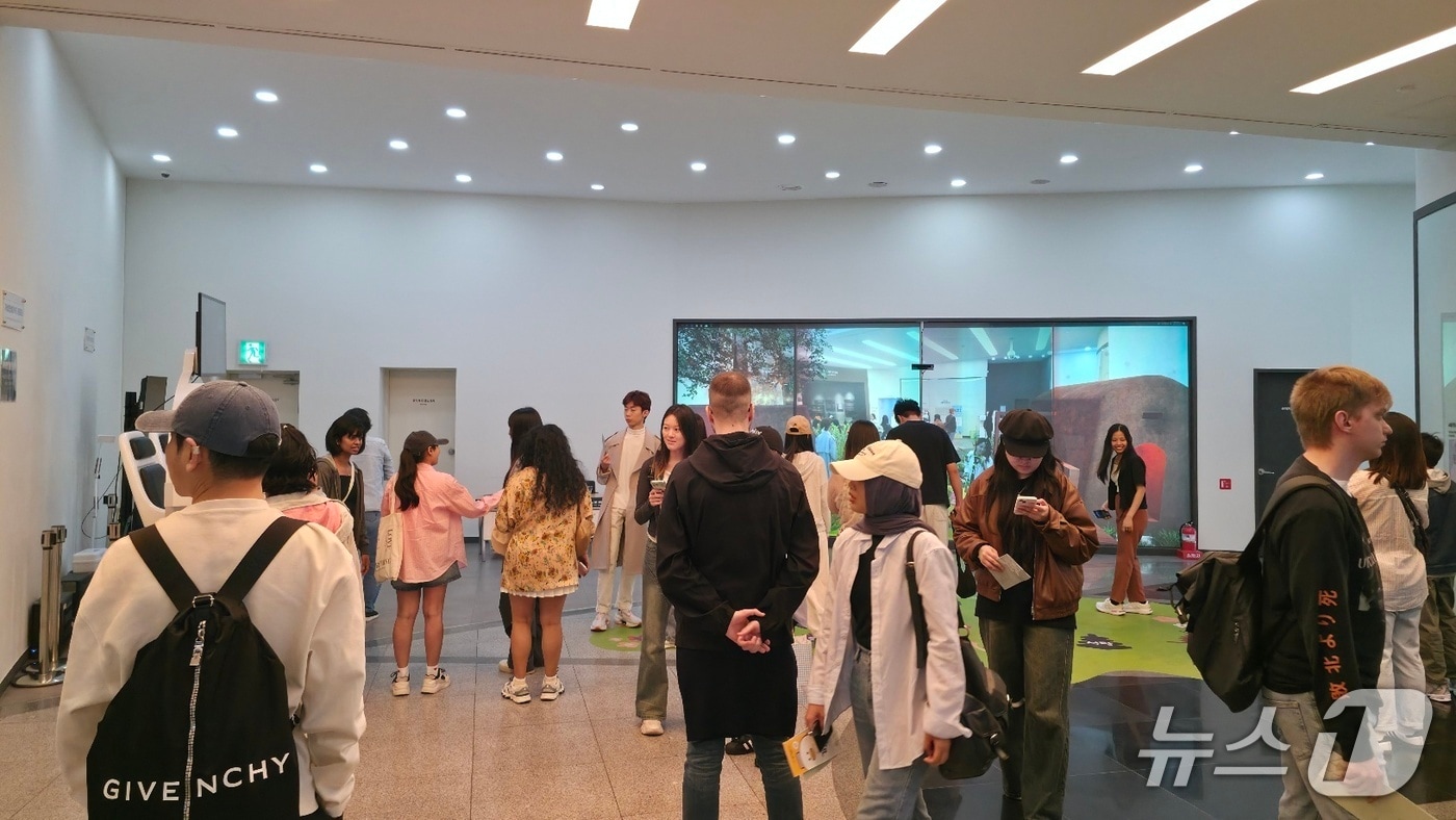 지난해 김해 대성동고분박물관의 관람객이 7만여 명을 넘어섰다. 사진은 박물관 관람객 모습.(김해시 제공. 재판매 및 DB금지)