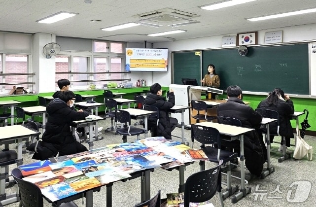 전북교육청이 겨울방학 기간 학습공백 최소화를 위한 다양한 프로그램을 운영한다. '학습도약 계절학기' 수업 장면.(전북교육청 제공, 재판매 및 DB 금지)/뉴스1