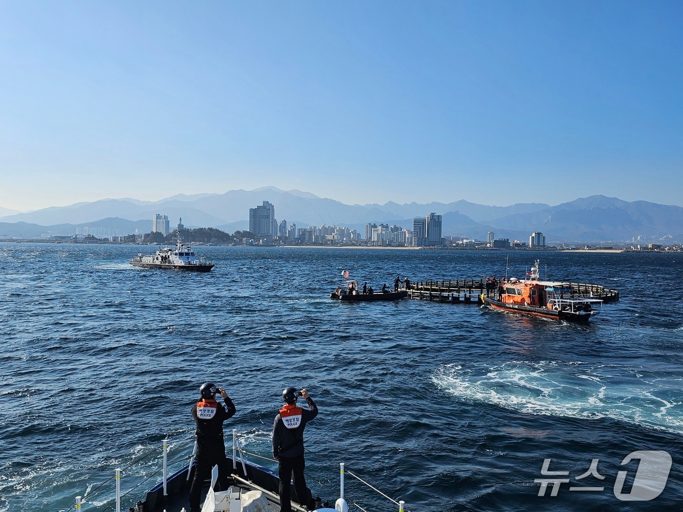 7일 강원 속초항 인근 해상서 표류 중인 다이버 구조하는 속초해경.(속초해경 제공, 재판매 및 DB 금지) 2026.1.7/뉴스1