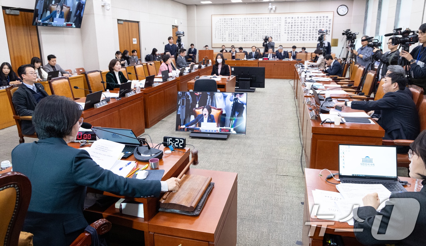 7일 서울 여의도 국회에서 열린 제430회국회(임시회) 법제사법위원회 제3차 전체회의에서 추미애 위원장이 의사봉을 두드리고 있다. 2026.1.7/뉴스1 ⓒ News1 이승배 기자