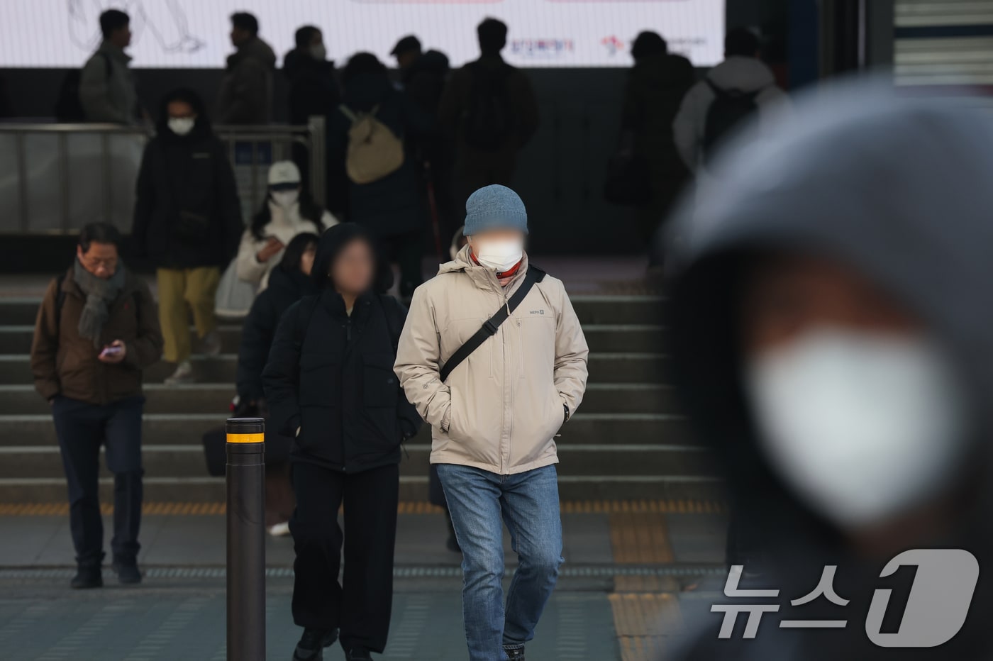시민들이 두꺼운 외투를 입고 발걸음을 재촉하고 있다. 2026.1.7/뉴스1 ⓒ News1 김영운 기자