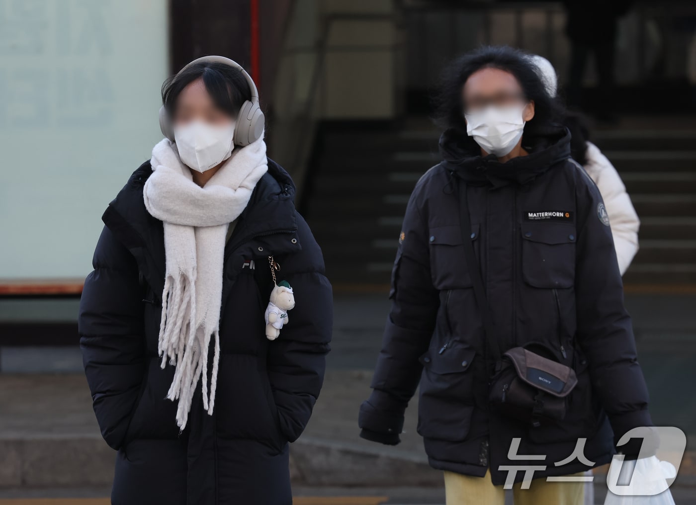 7일 경기 화성시 병점역 인근에서 시민들이 두꺼운 외투를 입고 발걸음을 재촉하고 있다. 2026.1.7/뉴스1 ⓒ News1 김영운 기자