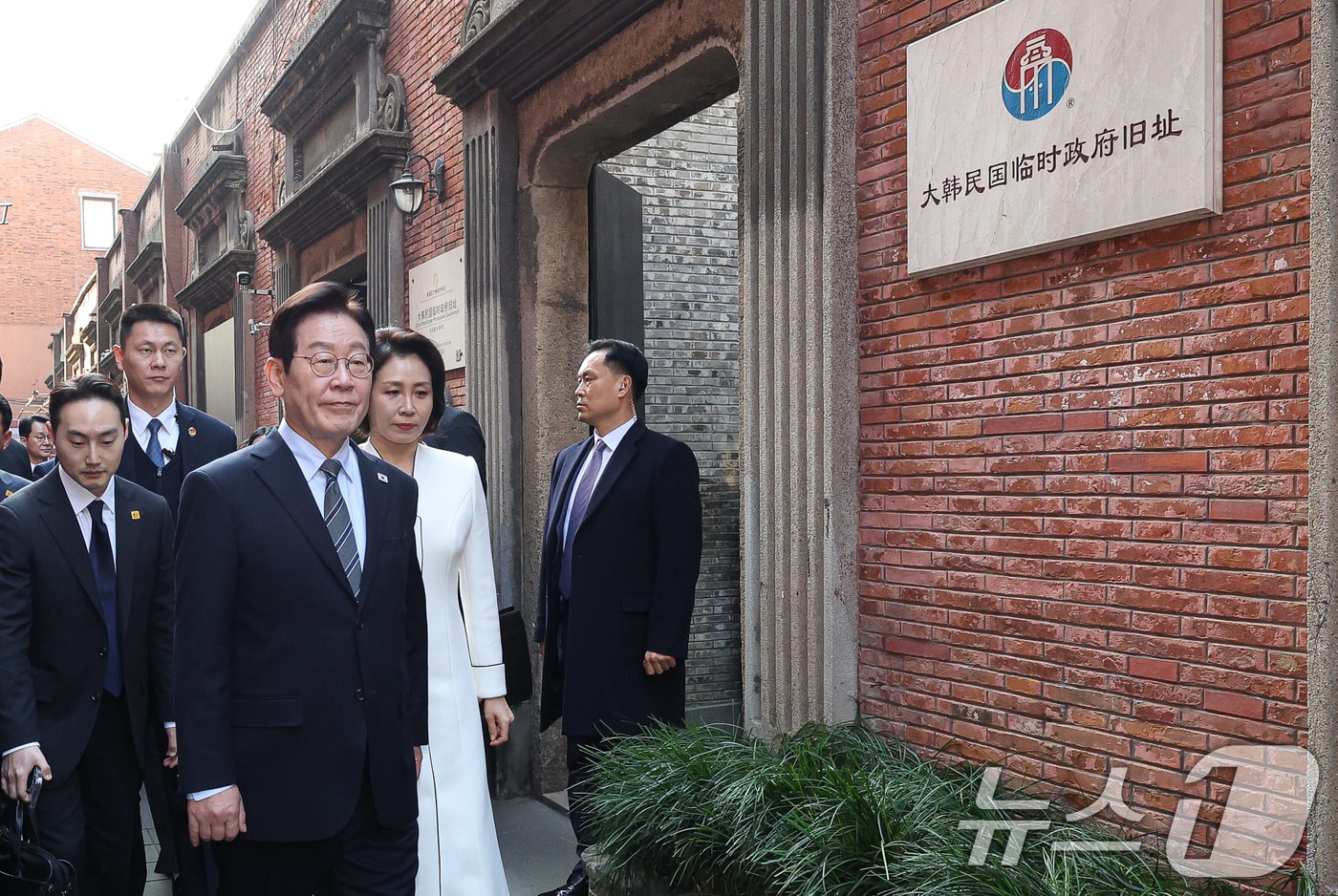 이재명 대통령과 김혜경 여사가 7일 중국 상하이 대한민국 임시정부 청사에서 열린 100주년 기념식에 참석하고 있다. 2026.1.7/뉴스1 ⓒ News1 허경 기자