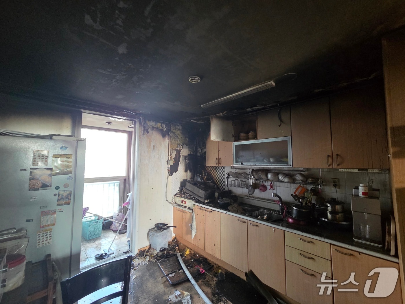 7일 오후 2시 45분께 전북 군산시 미룡동 한 아파트 11층에서 불이 났다.(전북소방본부 제공. 재판매 및 DB금지)