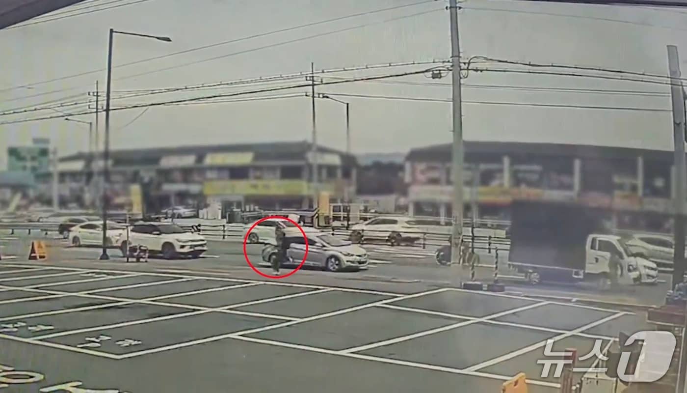  도주 중인 피의자.(경기북부경찰청 기동순찰1대 제공. 재판매 및 DB 금지)/뉴스1