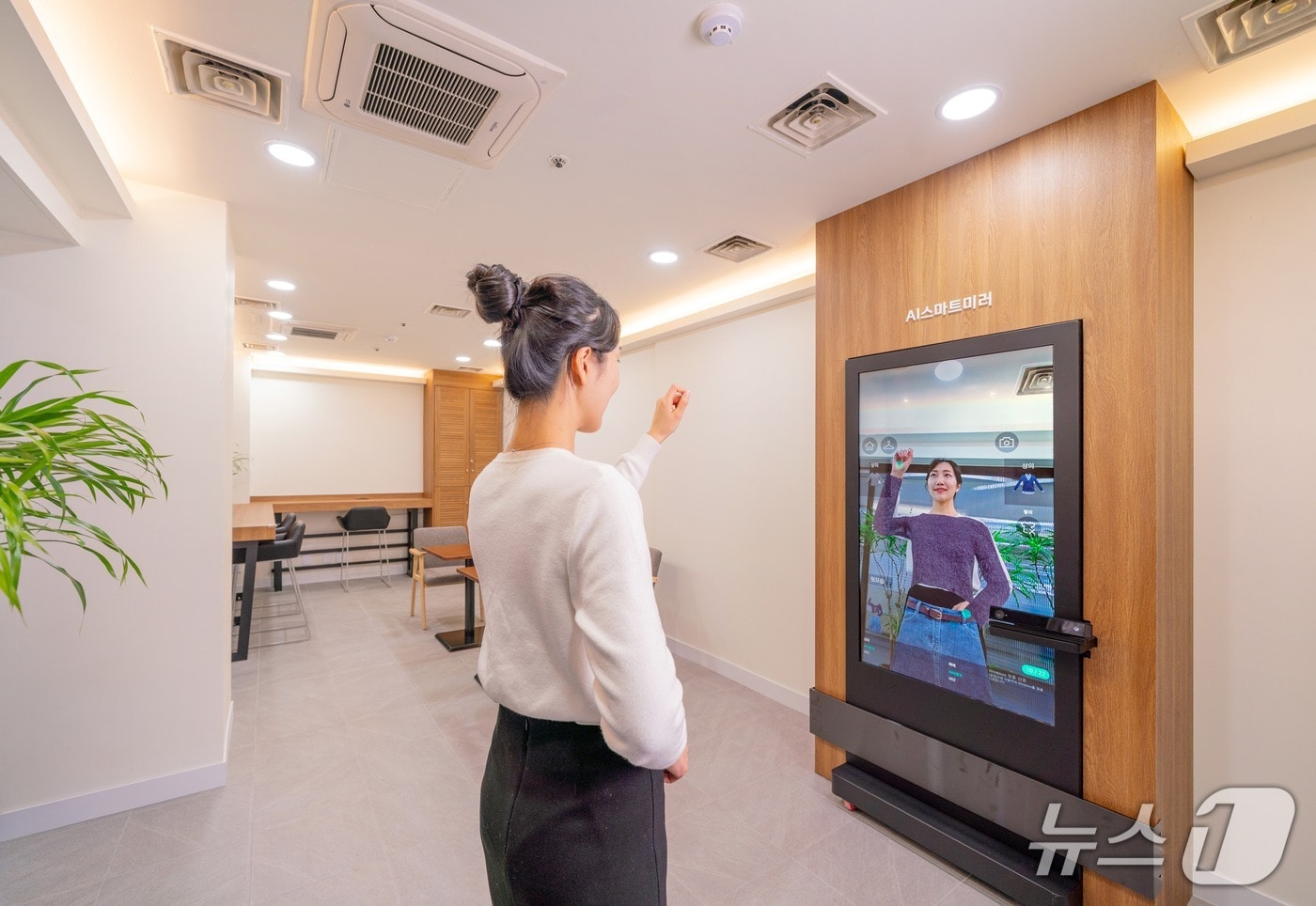 종각 지하도상가 스마트쉼터 내 'AI 스마트미러'.(서울시 제공)