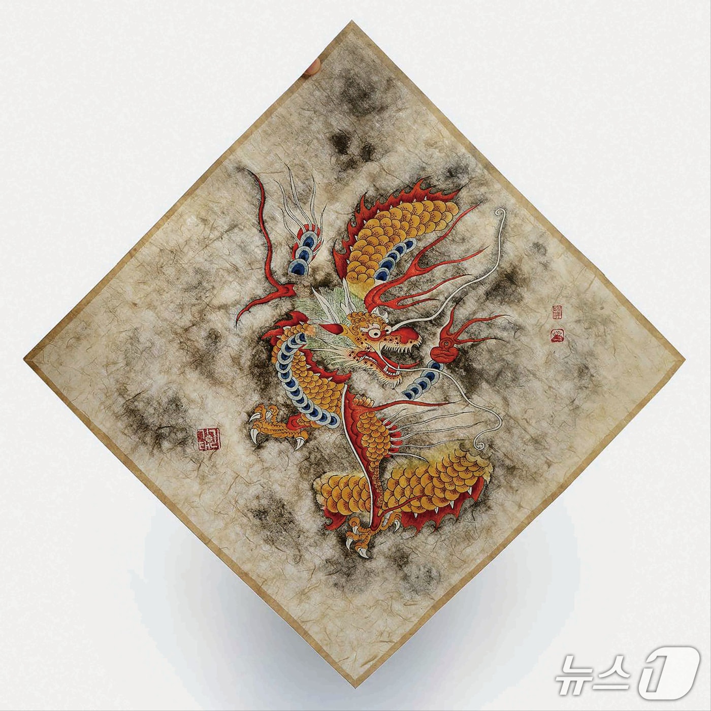 프랑스 파리 THE MUSEE DU QUAI BRANLY - JACQUES CHIRAC 케 브랑리-자크 시라크국립박물관 소장, ·리기태 '황금운용' 한국 전통 가오리연 - Kite Goden Cloud Dragon Design, 43X43cm(꼬리 120cm)·한지. 2026.1.8/뉴스1 