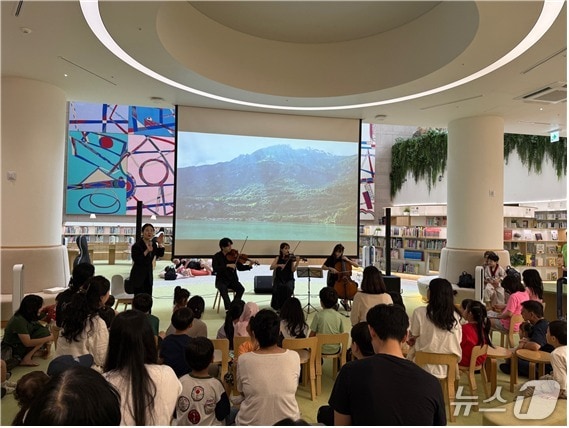 부산시청 1층 들락날락 모습.(부산시 제공. 재판매 및 DB금지)