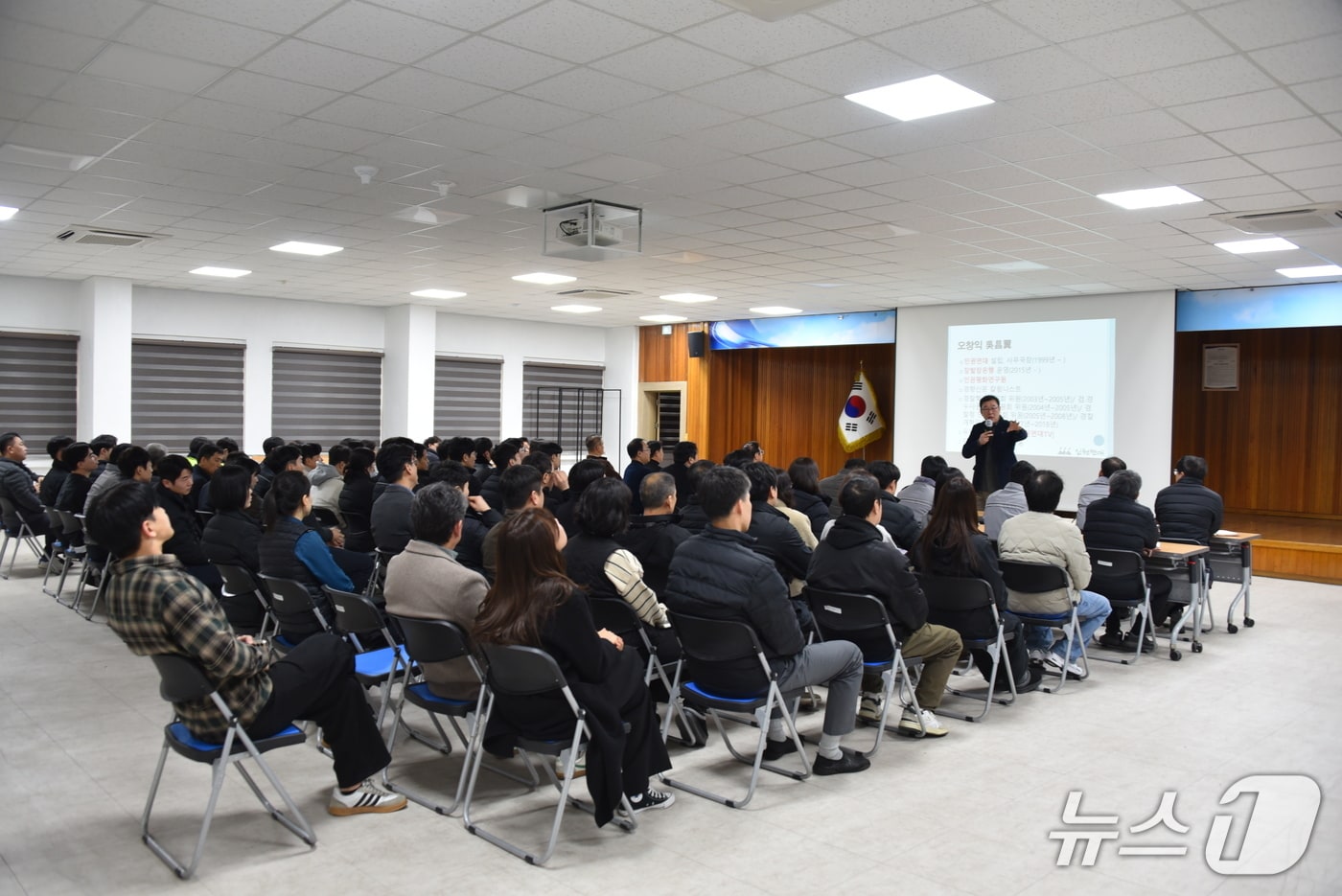 오창익 인권연대 사무국장이 울산중부경찰서에서 '경찰관 집무 집행의 기본 헌법과 인권' 강의를 하고 있다.(울산중부경찰서 제공. 재판매 및 DB금지)/뉴스1