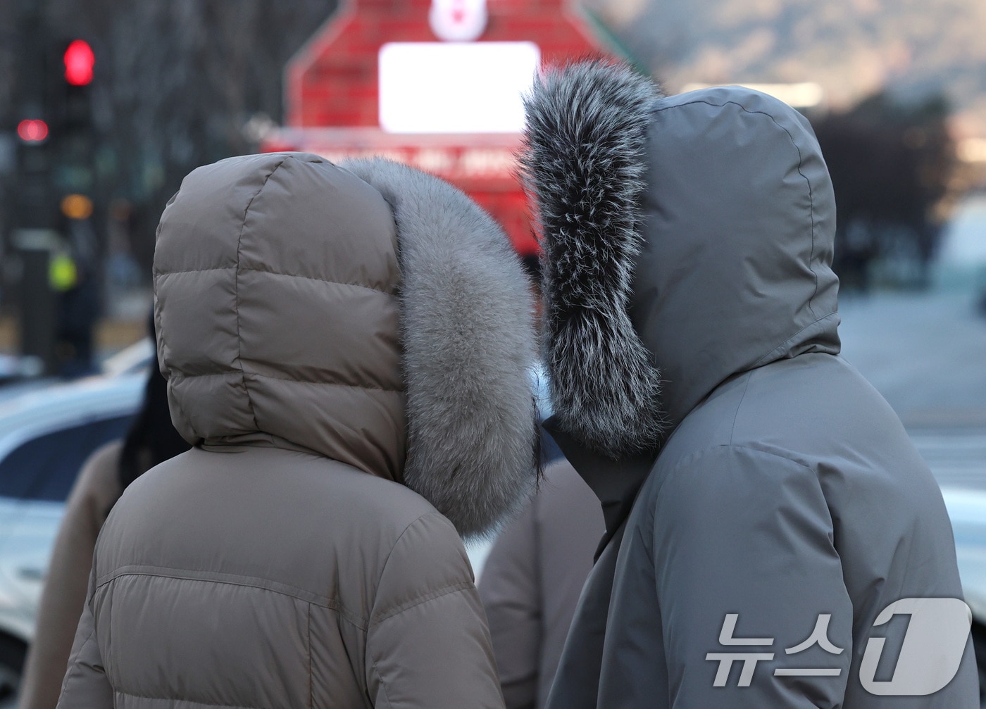 새해 들어 가장 강한 추위가 찾아온 8일 오전 서울 광화문네거리에서 두꺼운 옷을 입은 시민들이 횡단보도 신호를 기다리고 있다. 2026.1.8/뉴스1 ⓒ News1 구윤성 기자