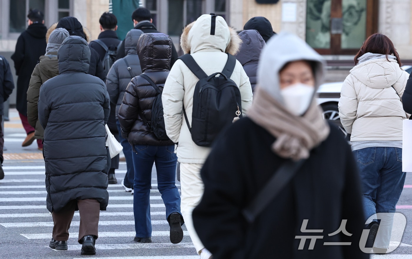 새해 들어 가장 강한 추위가 찾아온 8일 오전 서울 광화문네거리에서 두꺼운 옷을 입은 시민들이 출근길 발걸음을 옮기고 있다. 2026.1.8/뉴스1 ⓒ News1 구윤성 기자