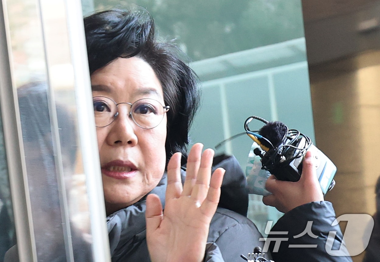 이혜훈 초대 기획예산처 장관 후보자가 8일 오전 서울 중구 예금보험공사에 마련된 인사청문회 준비 사무실로 출근하며 취재진의 질문에 답하고 있다. 2026.1.8/뉴스1 ⓒ News1 오대일 기자