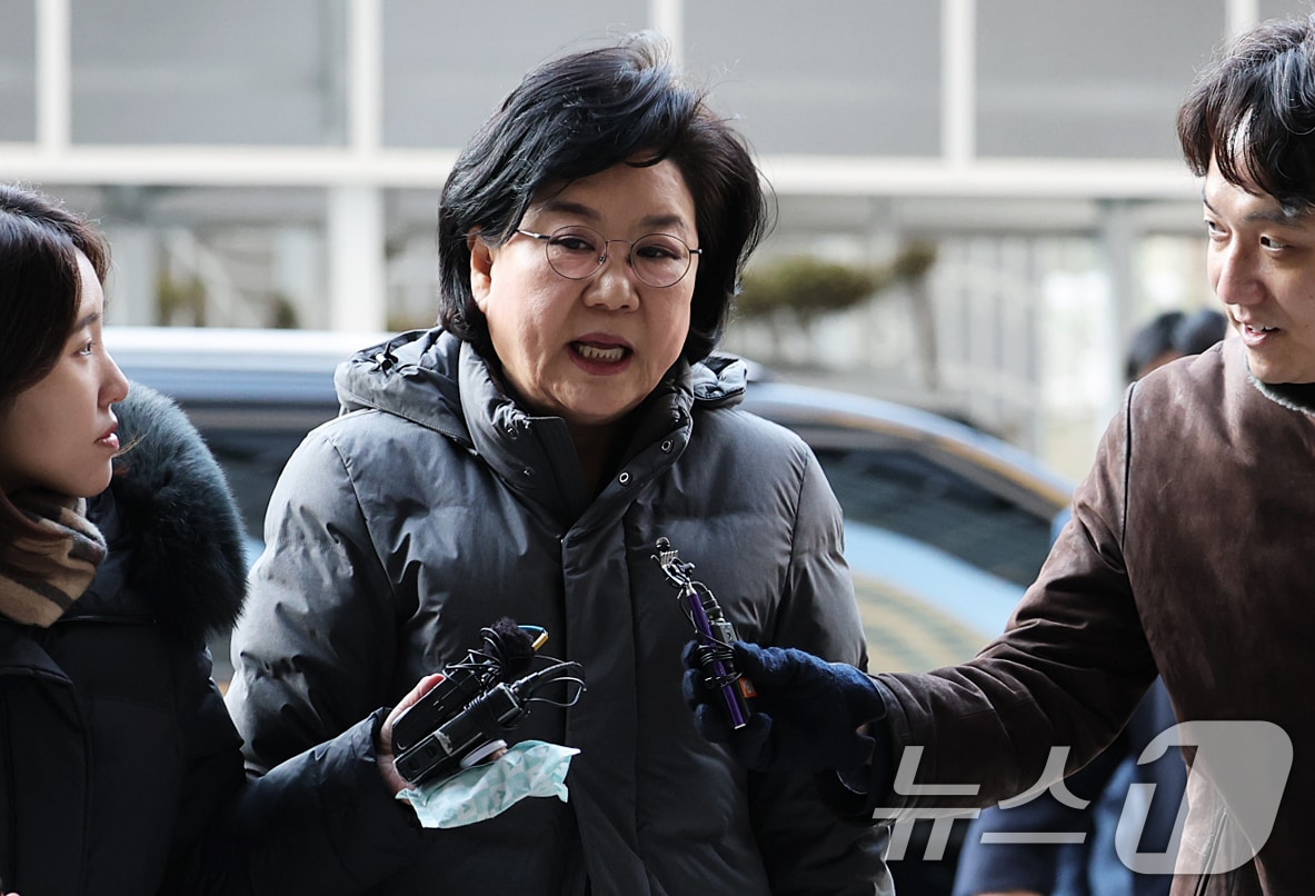 이혜훈 초대 기획예산처 장관 후보자가 8일 오전 서울 중구 예금보험공사에 마련된 인사청문회 준비 사무실로 출근하며 취재진의 질문에 답하고 있다. 2026.1.8/뉴스1 ⓒ News1 오대일 기자