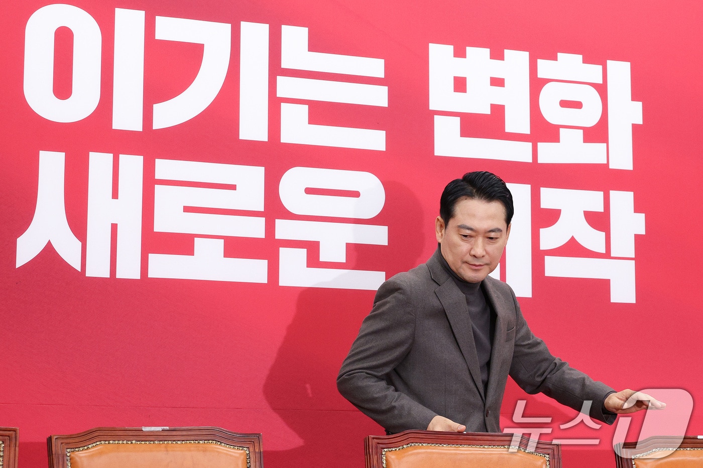 장동혁 국민의힘 대표가 8일 서울 여의도 국회에서 열린 최고위원회의에 참석하고 있다. 2026.1.8/뉴스1 ⓒ News1 신웅수 기자