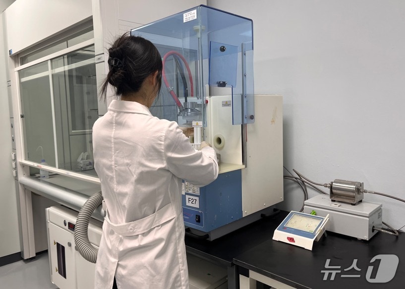 강원특별자치도보건환경연구원, 도내 유통 수산물 검사.(도보건환경연구원 제공, 재판매 및 DB금지)