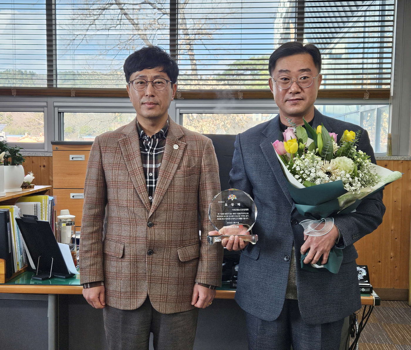 서천군립노인요양병원 관계자들이 도지사 표창을 전달받고 기념촬영을 하고 있다.(서천군 제공. 재판매 및 DB금지)/뉴스1