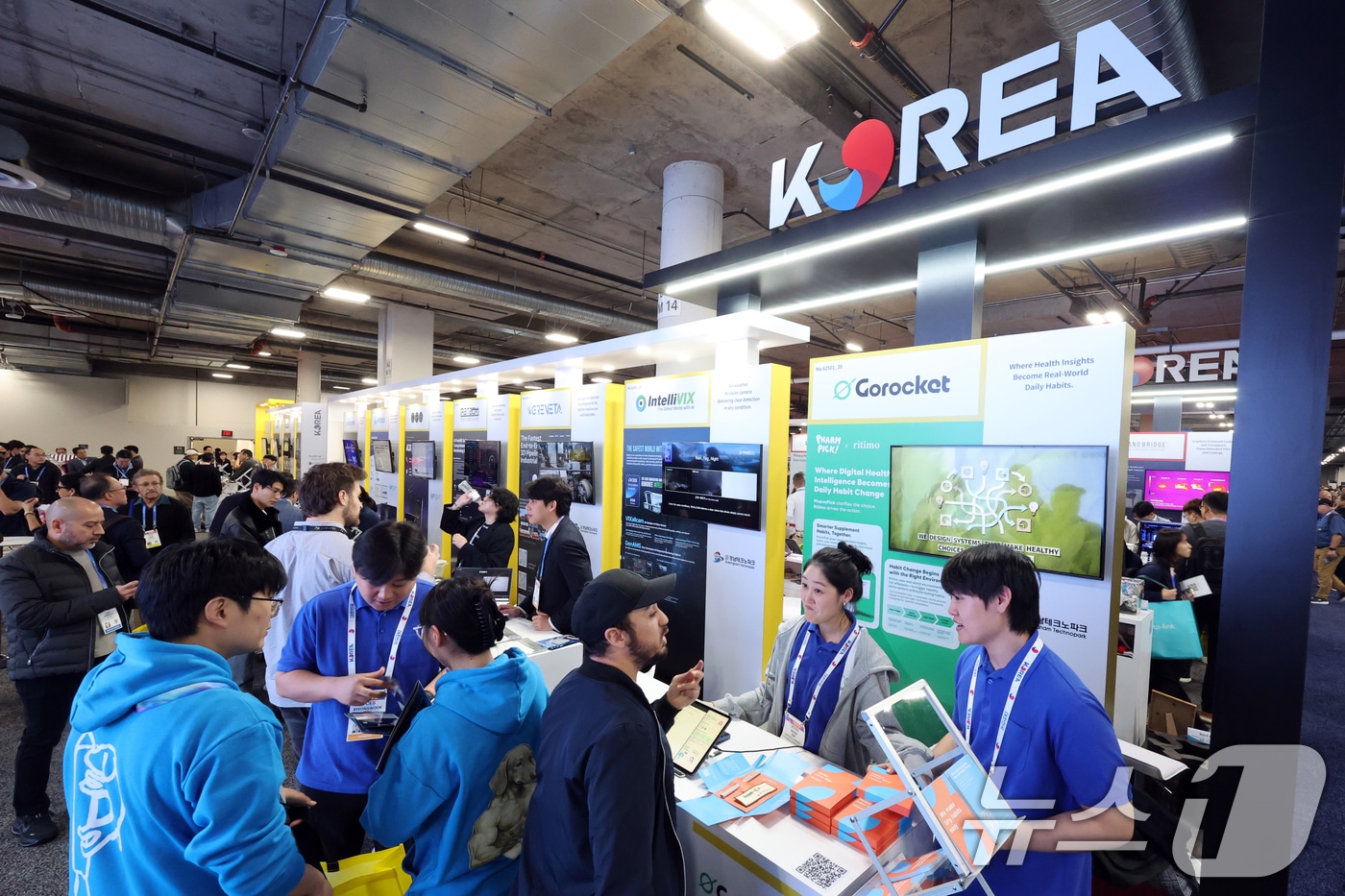 세계 최대 IT(정보기술)·가전 전시회 'CES 2026' 개막 이틀차인 7일(현지시간) 미국 네바다주 라스베이거스 베네치안엑스포 유레카관에서 관람객들이 '통합한국관'을 살펴보고 있다. 2026.1.8 ⓒ 뉴스1 황기선 기자