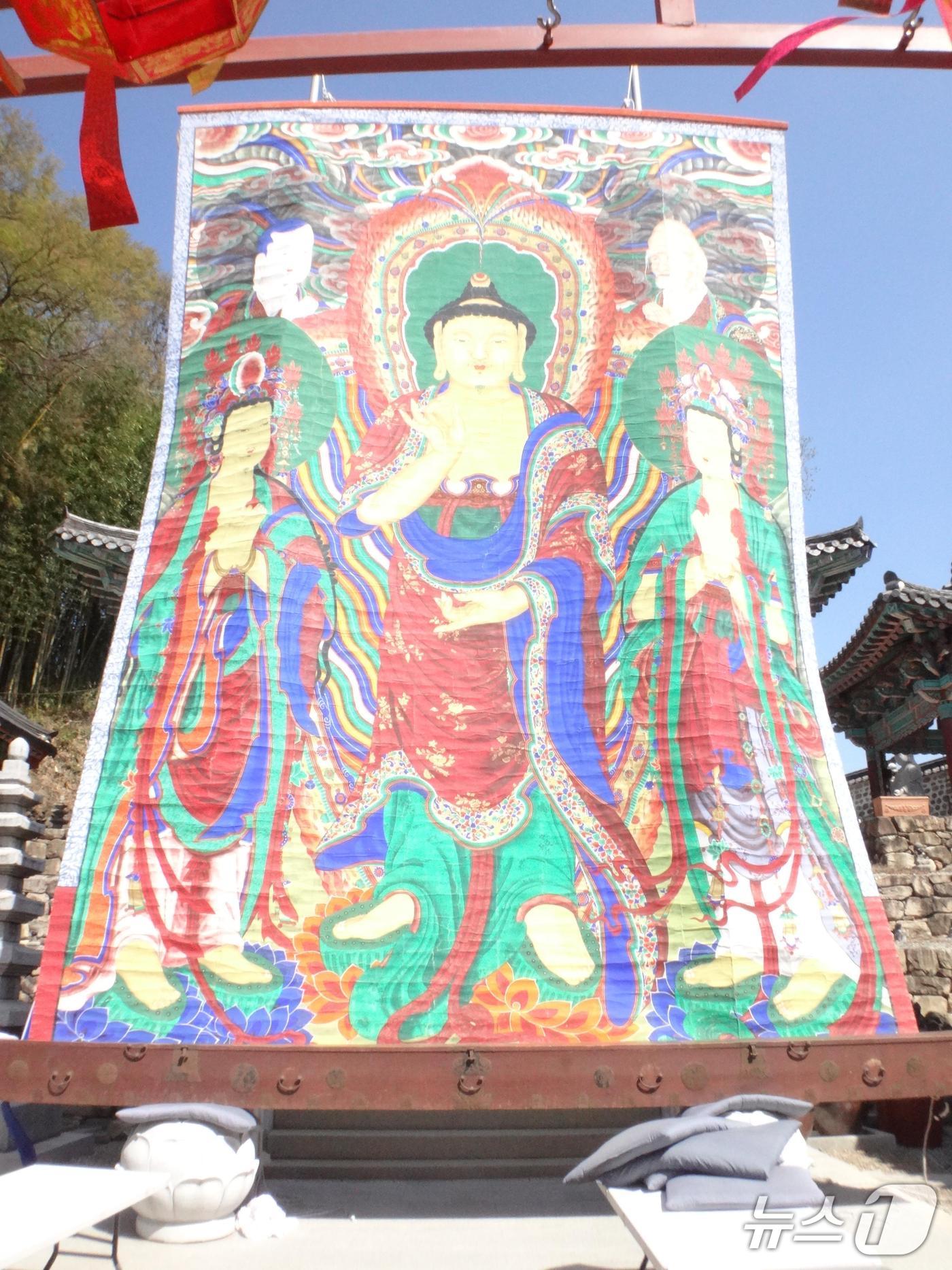 진주 호국사에 있는 괘불도와 괘불함(아래).(경남도 제공. 재판매 및 DB금지)