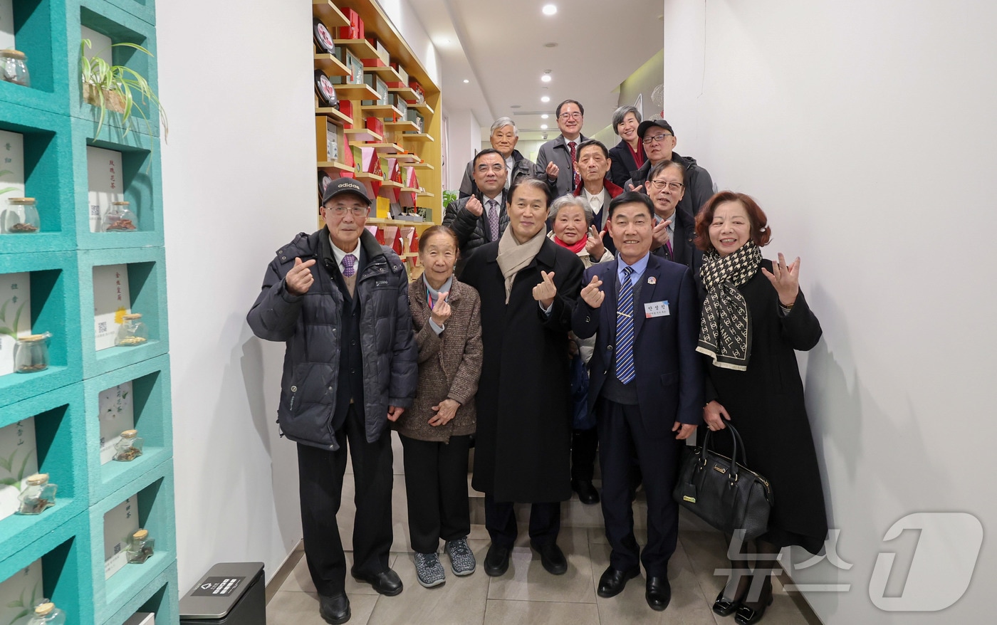 권오을 국가보훈부 장관이 중국 상하이에서 독립유공자 후손들과 만나 기념촬영을 하고 있다. (국가보훈부 제공. 재판매 및 DB 금지) 2026.1.8/뉴스1