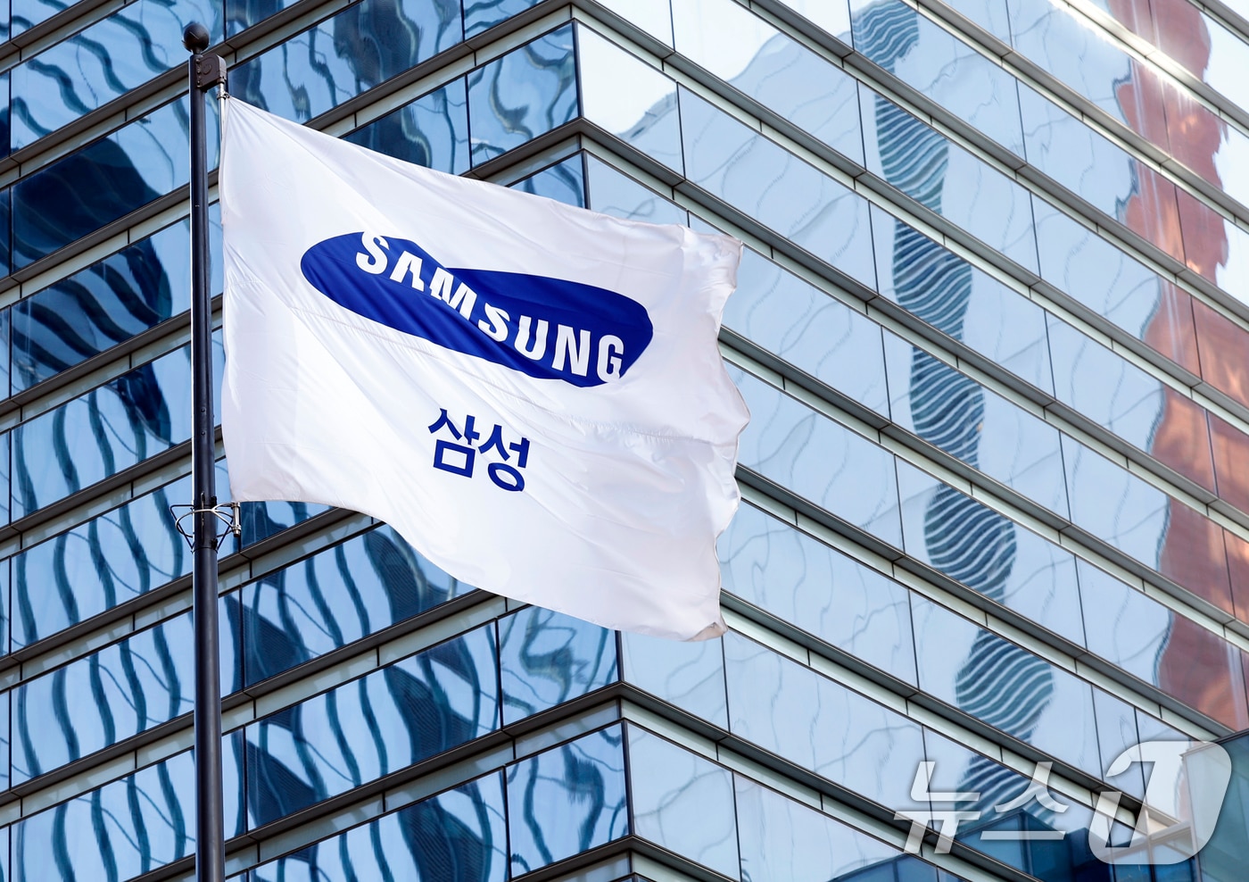 서울 서초구 서초대로 삼성전자 서초사옥 게양대에 걸린 삼성 깃발이 바람에 휘날리고 있다. /뉴스1 ⓒ News1
