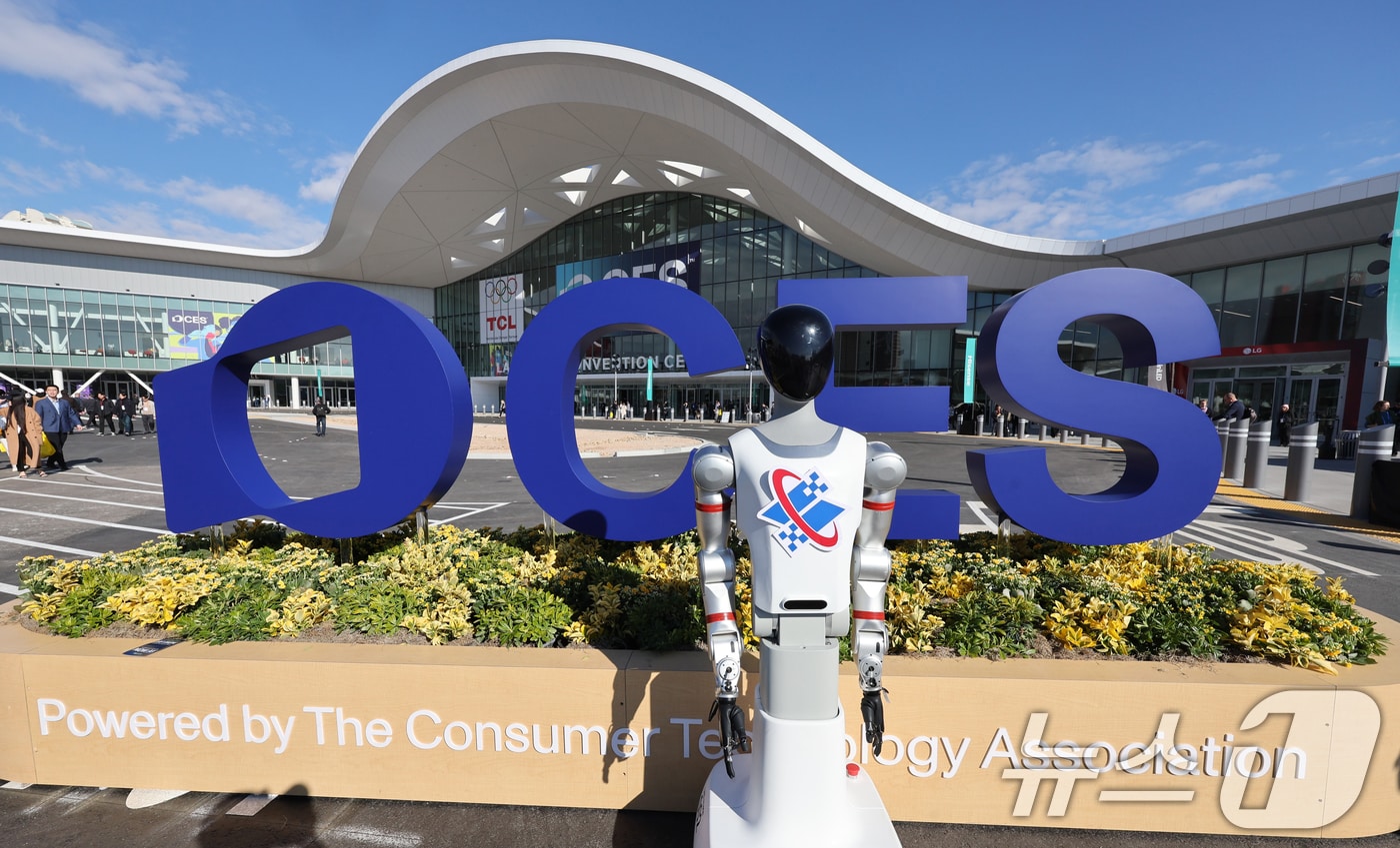 세계 최대 IT(정보기술)·가전 전시회 'CES 2026' 개막 이틀차인 7일(현지시간) 미국 네바다주 라스베이거스 컨벤션센터(LVCC)에 로봇이 진열돼 있다. 2026.1.8/뉴스1 ⓒ News1 황기선 기자