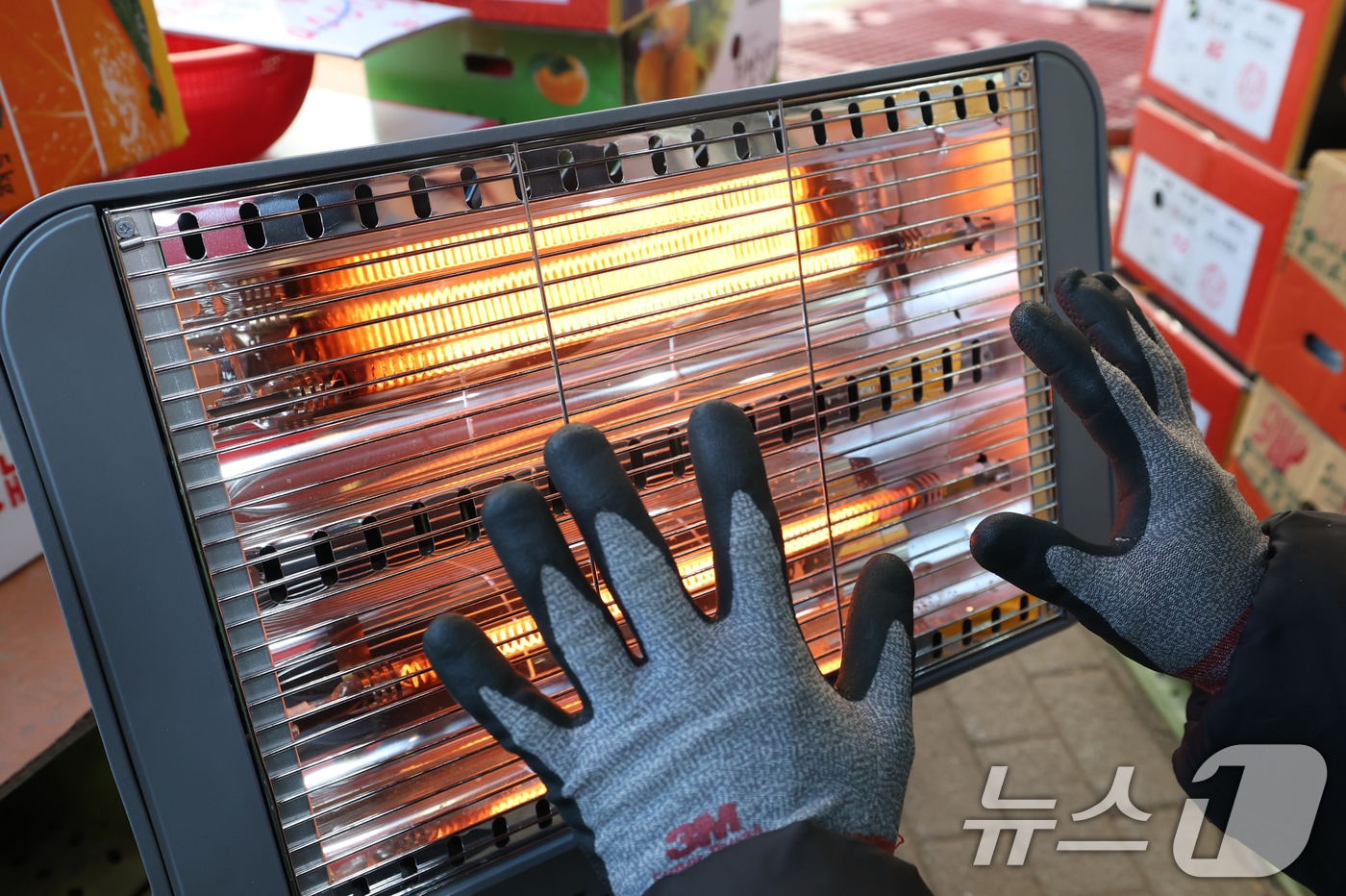 전국 대부분 지역에 영하권 추위를 보인 8일 경기 수원시 팔달구 영동시장에서 상인들이 전기난로에 몸을 녹이고 있다. 2026.1.8/뉴스1 ⓒ News1 김영운 기자