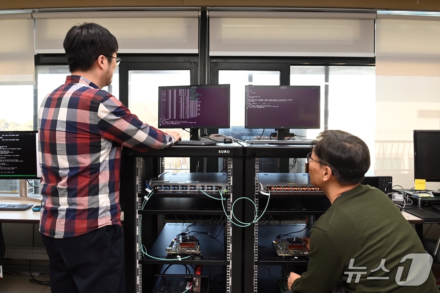 옴니익스텐드 기반 메모리 풀 환경에서 AI 학습 성능을 분석하는 ETRI 연구진(ETRI 제공) /뉴스1