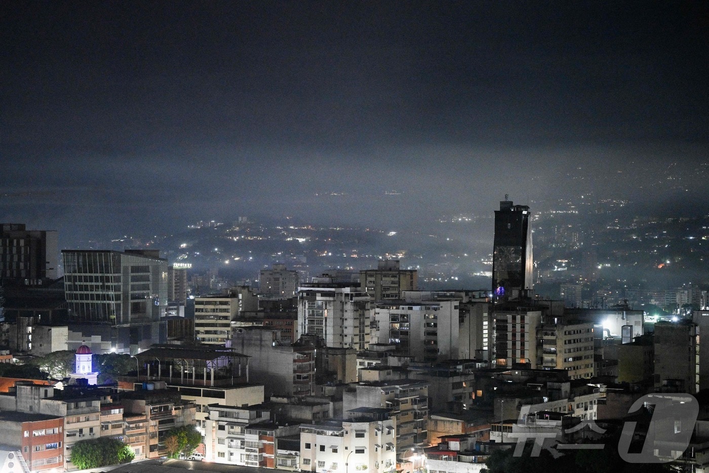 미군의 군사작전이 시작된 3일(현지시간) 오전 2시쯤 연이은 폭발음이 들린 뒤 촬영된 베네수엘라 카라카스의 모습. 2026.01.03. ⓒ AFP=뉴스1 ⓒ News1 이정환 기자