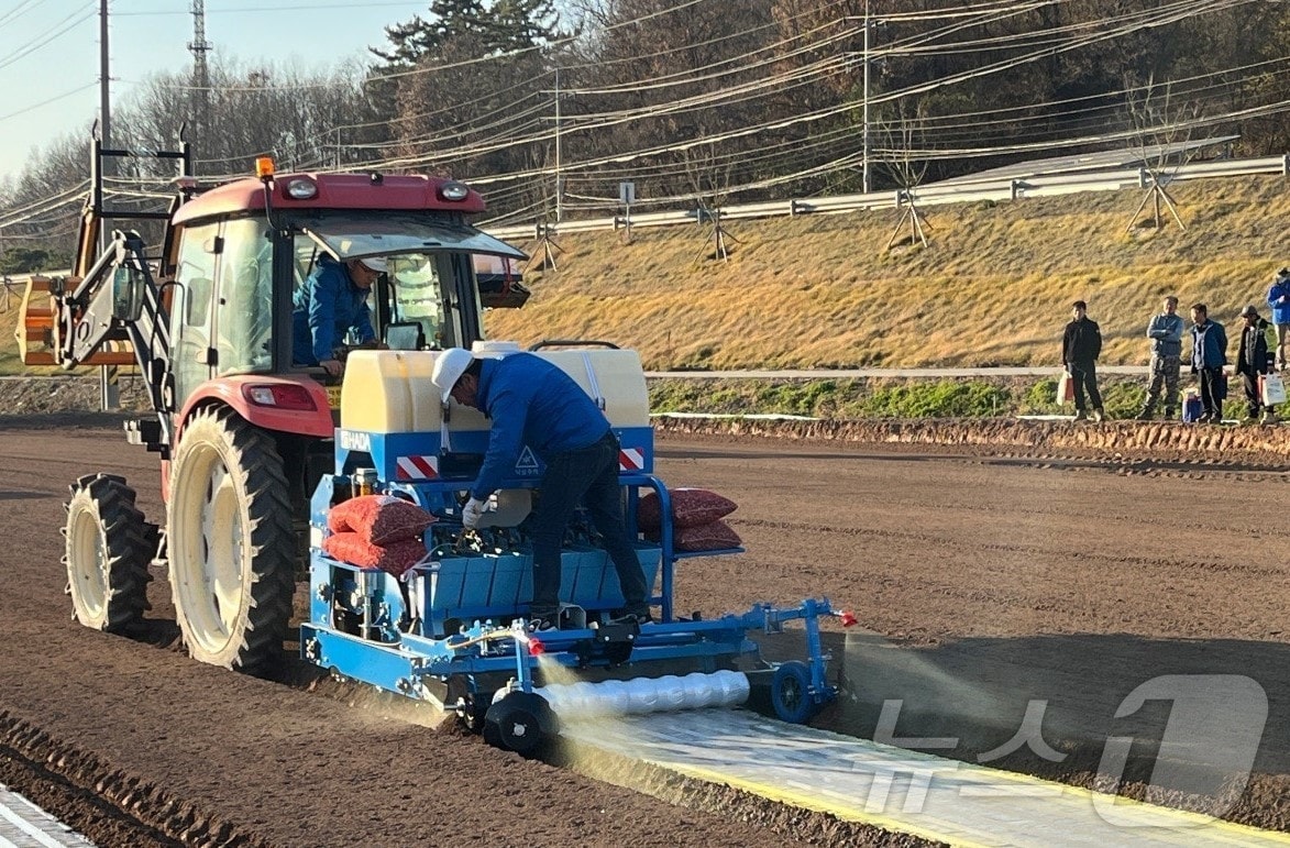경북도농업기술원과 경북대, ㈜불스가 마늘 기계화 표준재배모델 개발 성과를 토대로 ‘마늘 기계화 표준재배 매뉴얼’을 발간했다.(경북도 제공. 재판매 및 DB금지) /뉴스1
