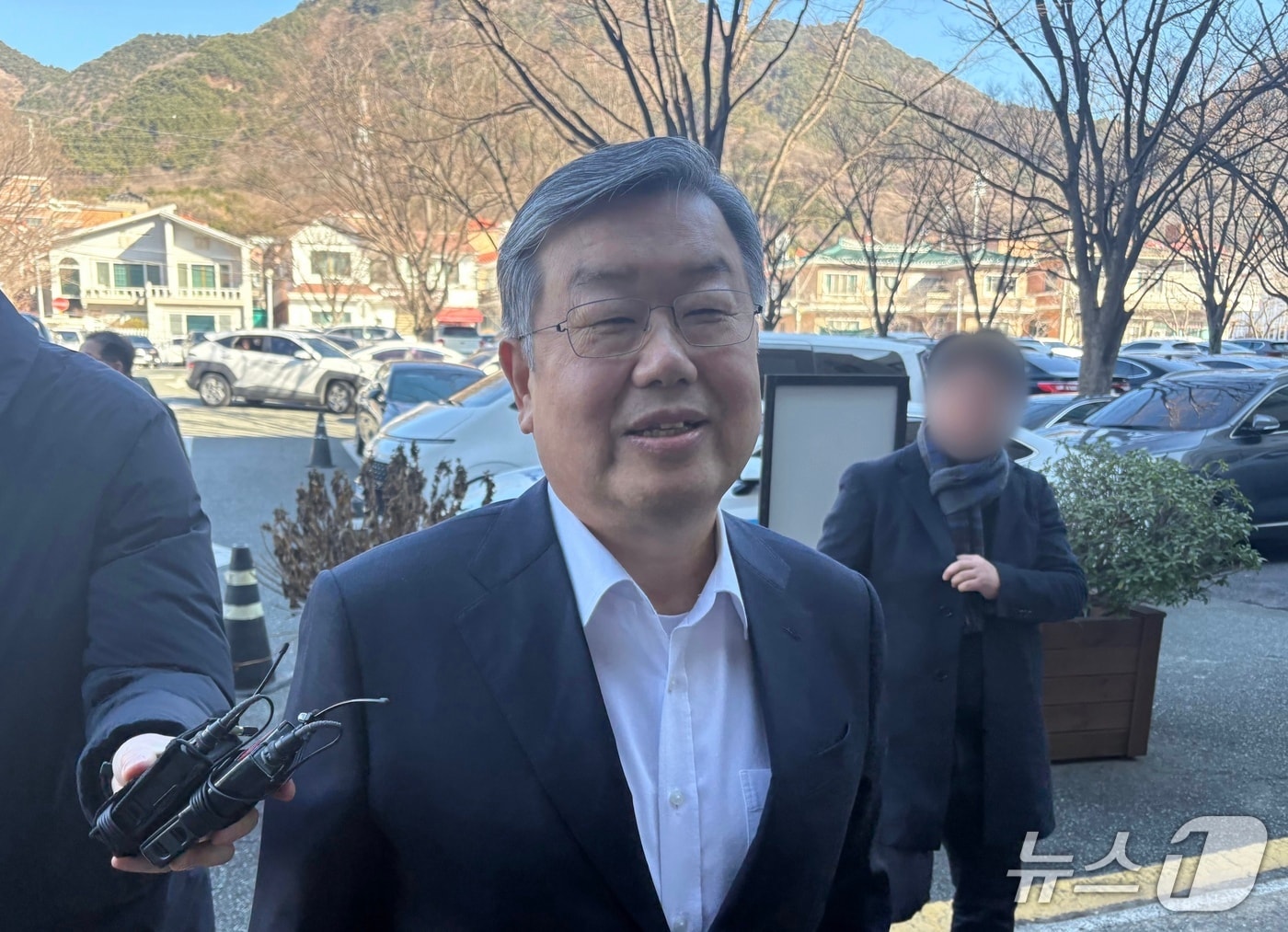 건설업자로부터 수억원을 받은 혐의로 기소된 박일호 전 밀양시장이 8일 1심 선고를 받기 위해 경남 창원시 창원지방법원에 들어서고 있다.2026.1.8/뉴스1 강정태 기자