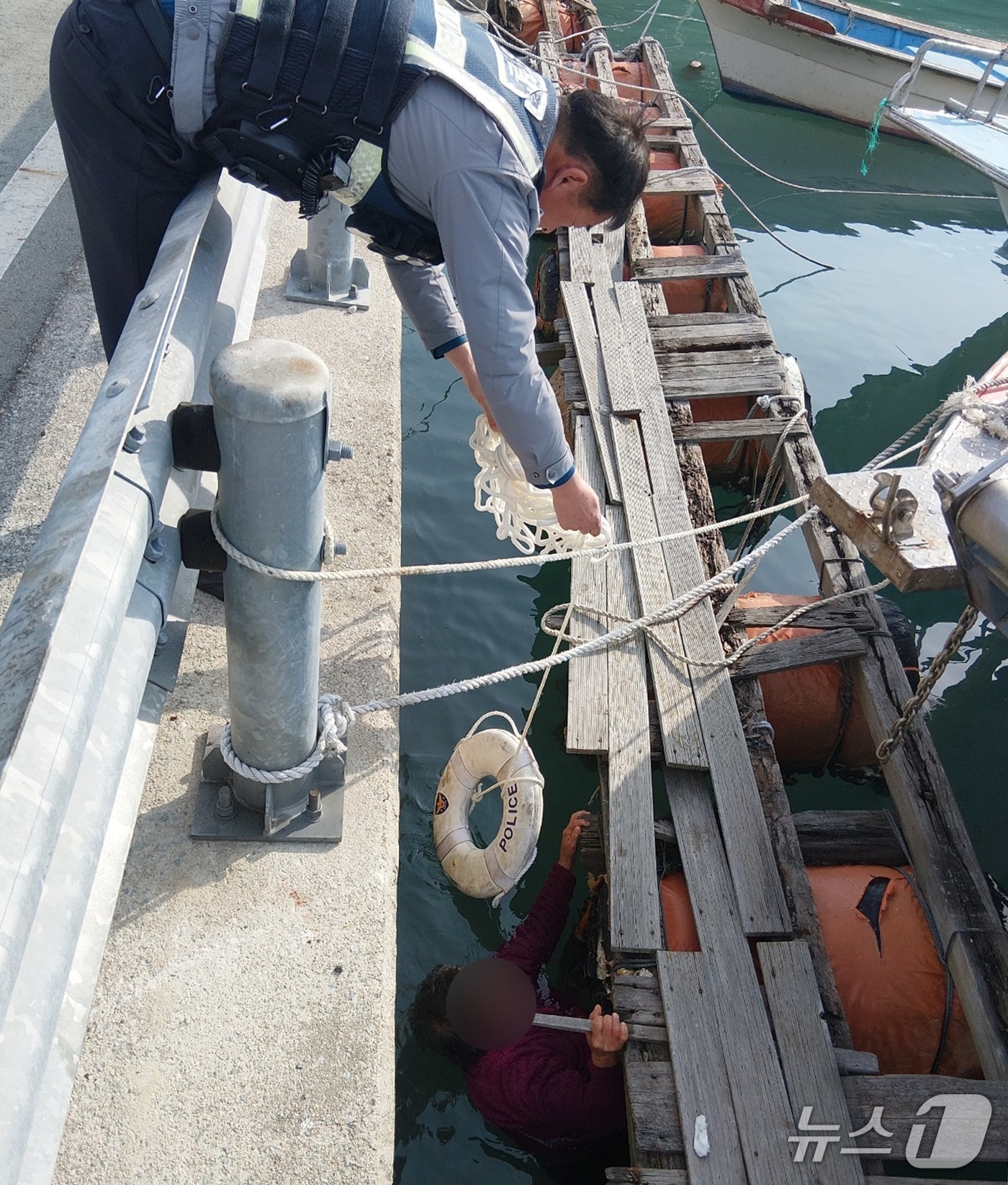 지난 7일 오전 11시 25분쯤 완도군 금일도 폐부잔교 인근에서 80대 여성 A 씨가 작업 중 바다로 추락해 완도경찰이 구조하고 있다.(완도경찰 제공. 재판매 및 DB 금지)