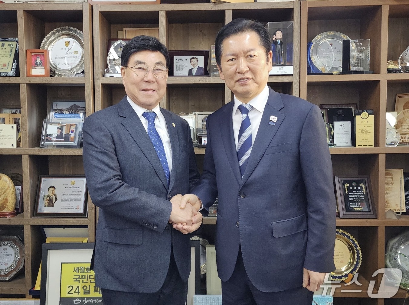 김영규 전 여수시의장과 정청래 더불어민주당 당대표, (김영규 전 의장 SNS갈무리. 재판매 및 DB금지)