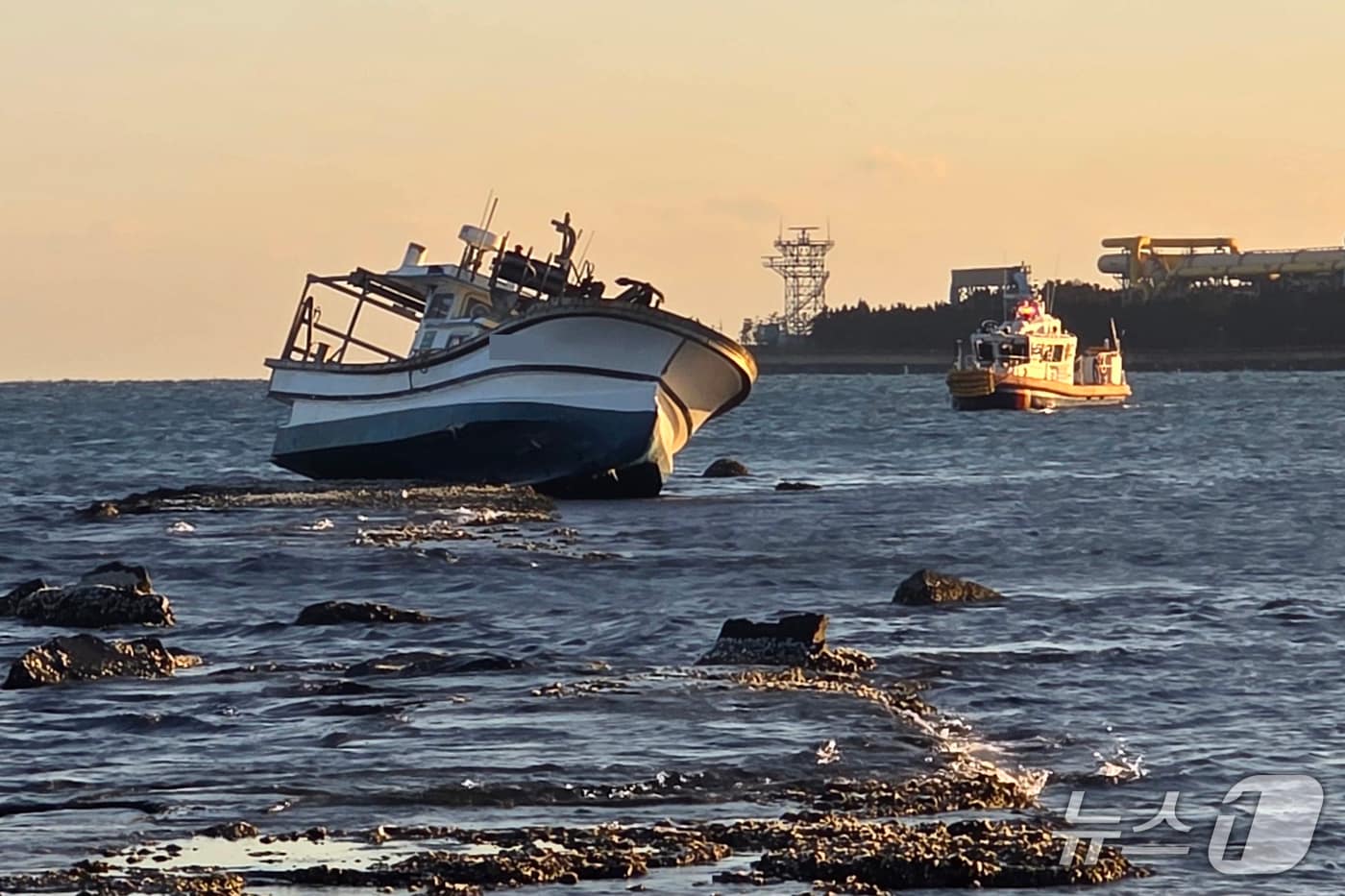 8일 오전 5시56분쯤 경북 포항시 남구 송도 해수욕장 인근 형산강에서 운항 중이던 어선 A 호(3톤급)가 석축에 좌초됐다. (포항해양경칠서제공, 재판매 및 DB금지) 2026.1.8/뉴스1