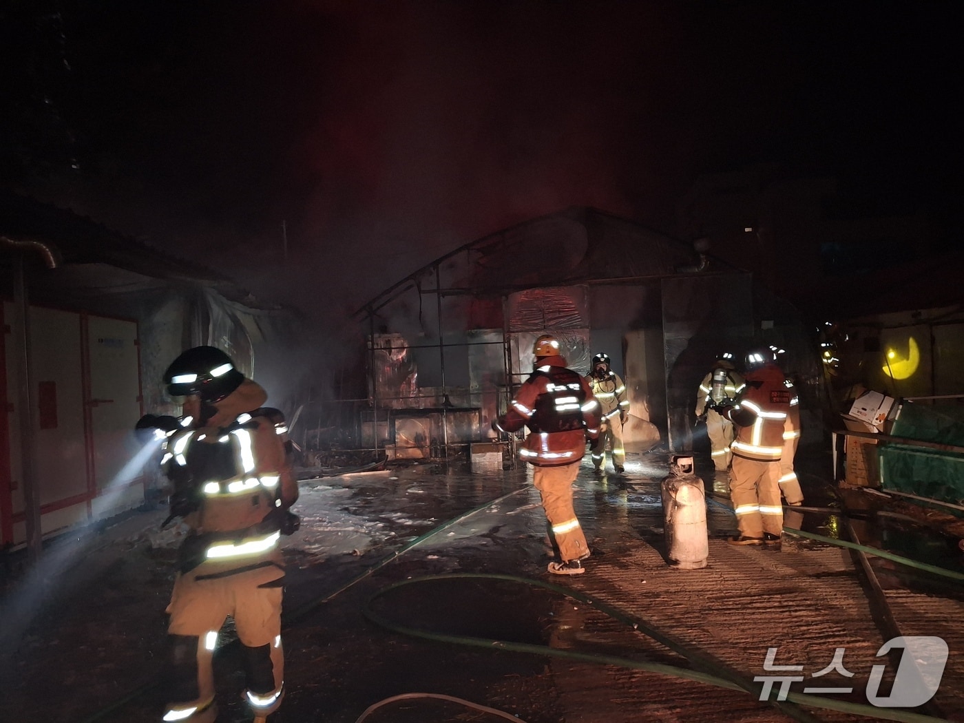 8일 0시57분쯤 경북 영덕군 병곡면의 한 수산 창고에서 불이나 소방대원들이 진화하고 있다. (영덕소방서 제공, 재판매 및 DB금지) 2026.1.8/뉴스1