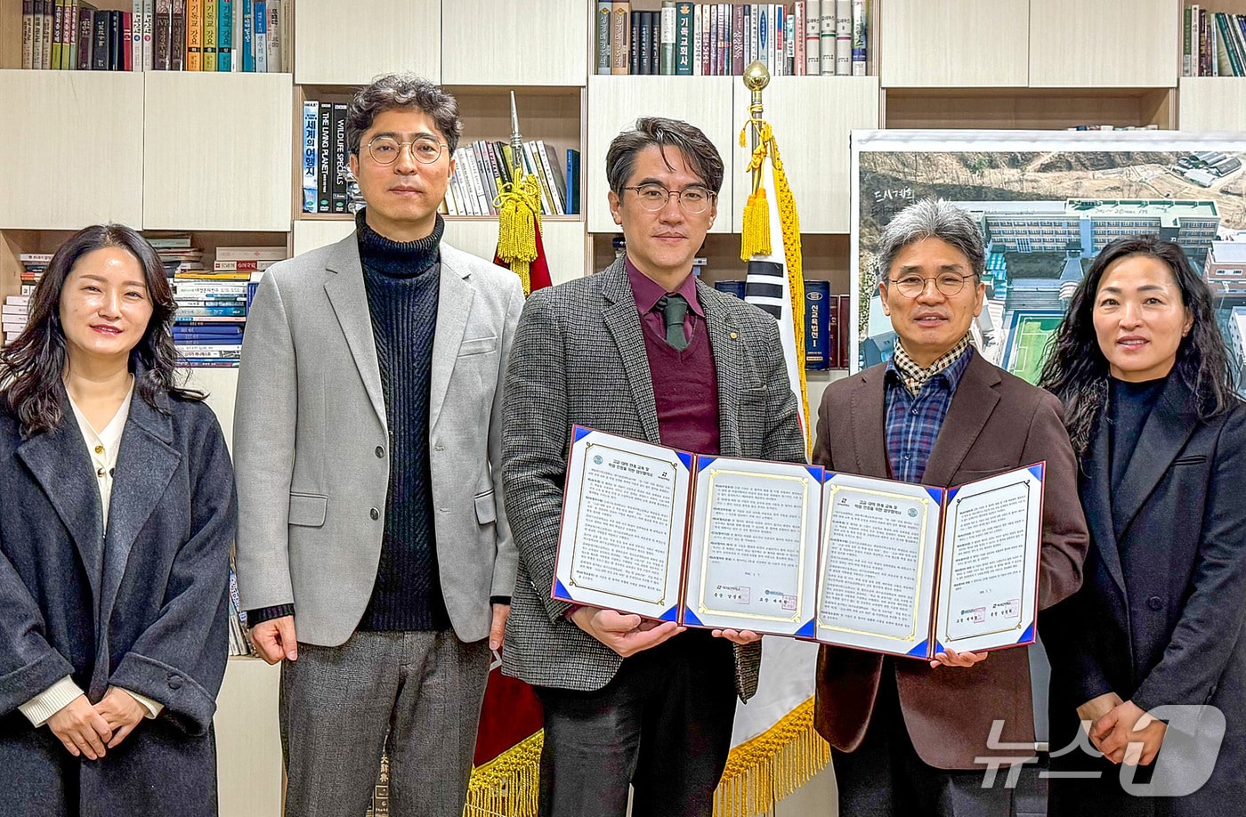 경북 안동 예일메디텍고에서 김영근 대구보건대 경영부총장과 배재환 예일메디텍고 교장(왼쪽 세번째와 네번째) 등이 '고교-대학 연계 교육 및 학점 인정을 위한 협약'을 맺었다.(대구보건대 제공. 재판매 및 DB 금지)