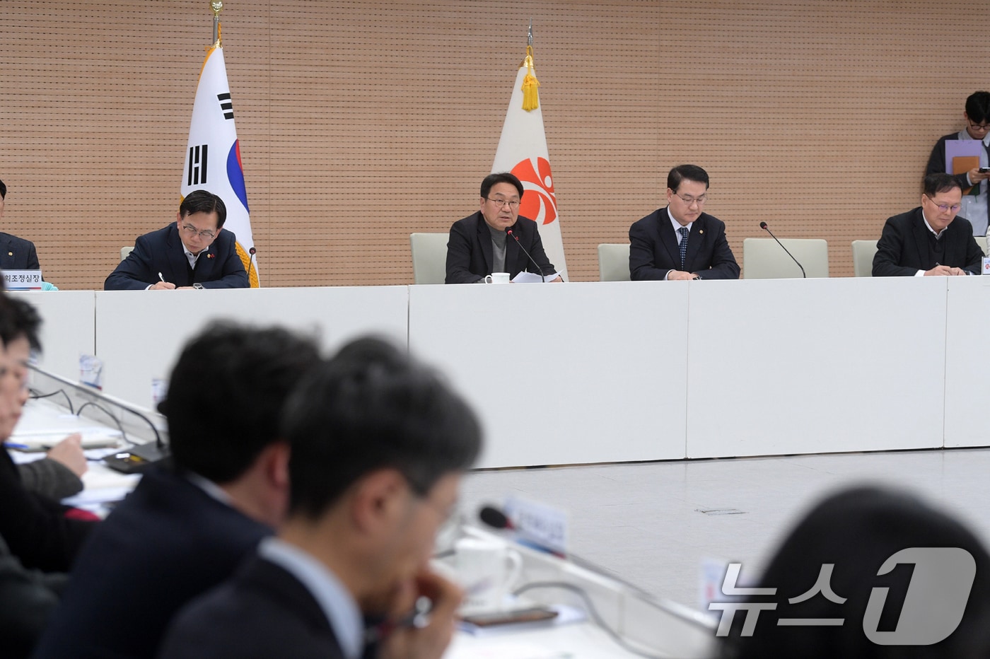 강기정 광주광역시장이 8일 시청 중회의실에서 열린 긴급 확대 간부회의를 주재하고, 시·자치구·공공기관 주요 간부들에게 광주·전남 공동 생존을 위한 행정통합의 추진방안 등을 공유하고 있다. (광주광역시 제공. 재판매 및 DB금지) 2026.1.8/뉴스1 