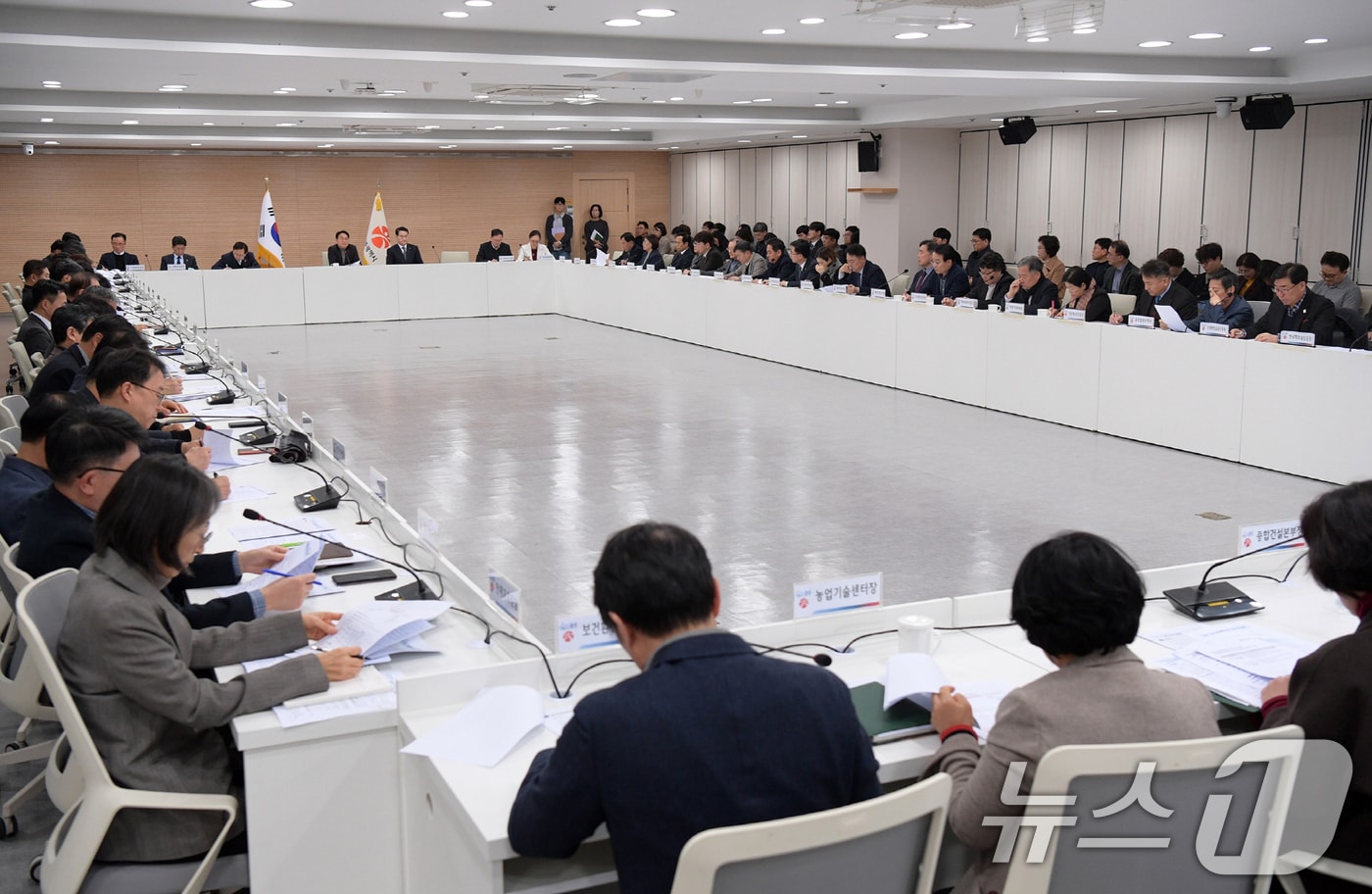 강기정 광주광역시장이 8일 시청 중회의실에서 열린 긴급 확대 간부회의를 주재하고, 시·자치구·공공기관 주요 간부들에게 광주·전남 공동 생존을 위한 행정통합의 추진방안 등을 공유하고 있다. (광주광역시 제공. 재판매 및 DB금지) 2026.1.8/뉴스1