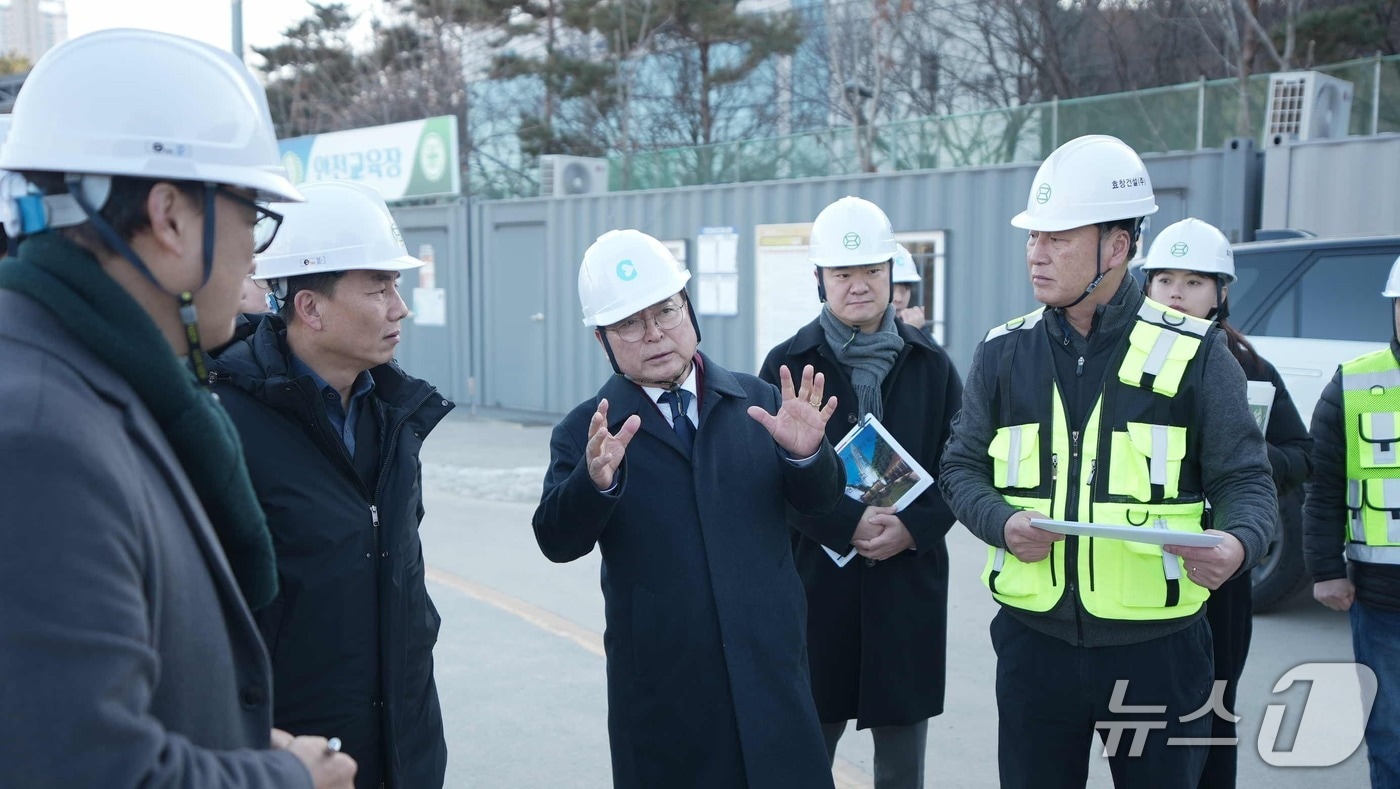 육동한 시장은 8일 목공체험장과 목재특화거리, 목재맞이시설 조성 현황을 차례로 찾아 남은 공정 추진 계획과 동절기 공사 관리 상황을 점검했다.(춘천시 제공, 재판매 및 DB금지)