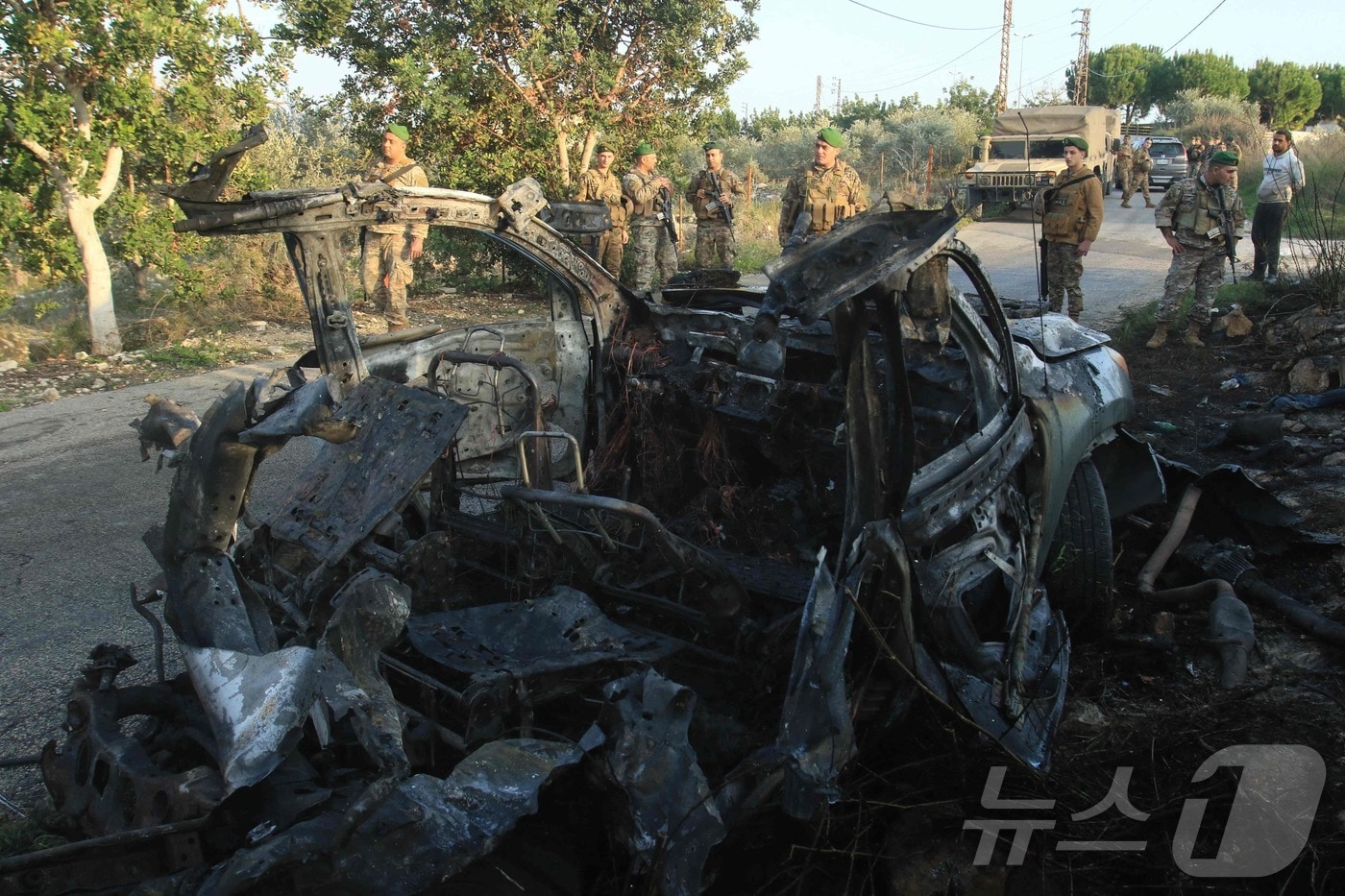7일(현지시간) 레바논 남부 주아이야 마을 도로에서 이스라엘 공습으로 파괴된 차량 앞에 레바논 군인들이 서 있는 모습. 2026.01.07.<자료사진>ⓒ AFP=뉴스1