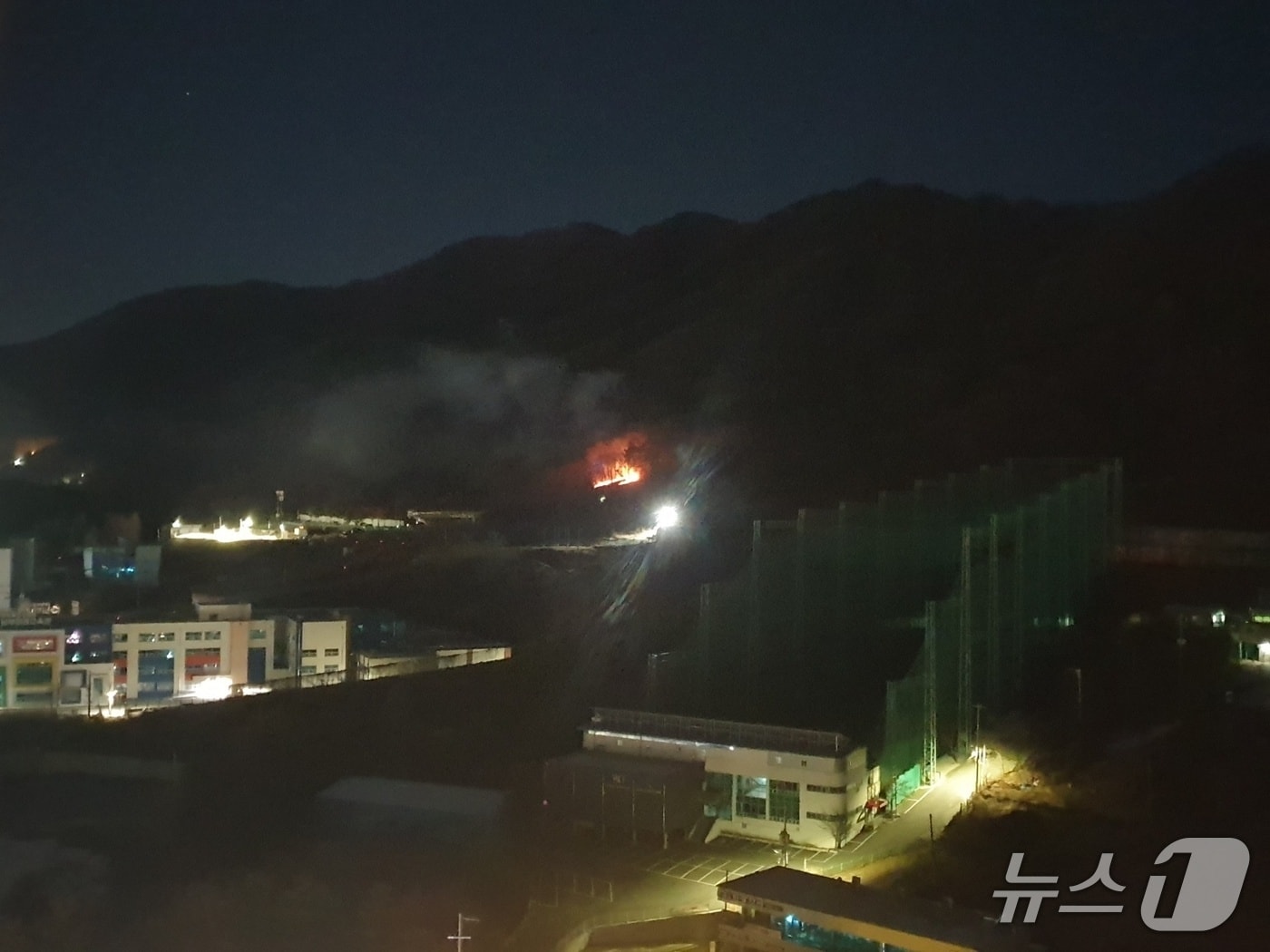 9일 오전 5시 2분쯤 경북 경산시 옥산동 야산에서 불이나 산림 당국이 진화하고 있다.(산림청 제공. 재판매 및 DB 금지)2026.1.9/뉴스1
