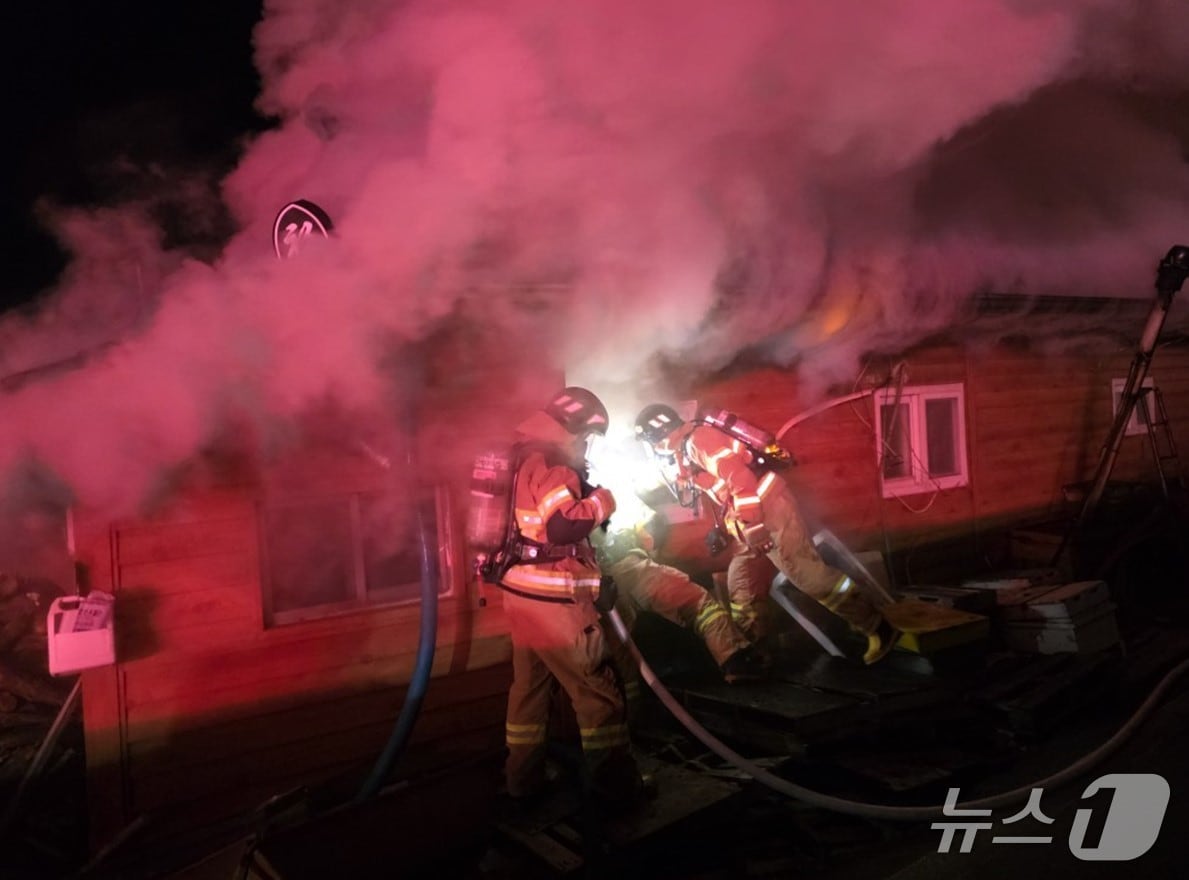 8일 오후 9시 25분쯤 경북 김천시 덕곡동 한 단독주택에서 불이나 소방 당국이 진화하고 있다.(경북소방본부 제공. 재판매 및 DB 금지)2026.1.9/뉴스1