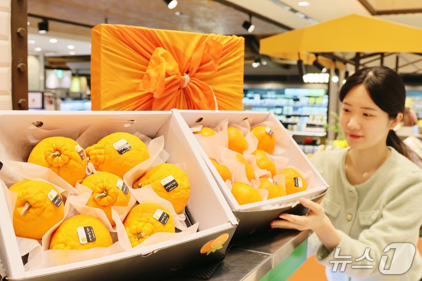 롯데백화점 대구점 지하 2층 식품매장에서 직원이 설 선물세트를 선보이고 있다.(롯데백화점 제공, 재판매 및 DB 금지)